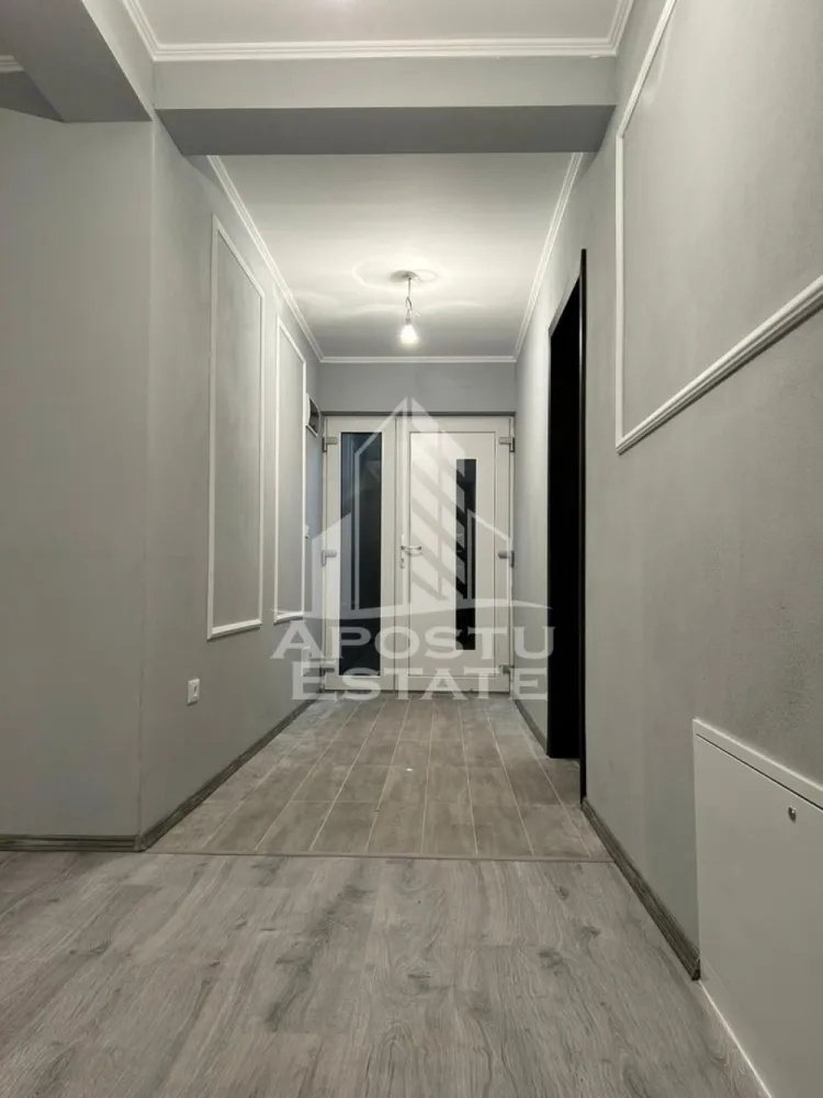 Casa individuala de vanzare, pe parter, 4 camere si 2 bai, Parta - APOSTU ESTATE va ofera spre vanzare o casa individuala moderna, situata in judetul Timis, localitatea Parta, la doar 15 minute de Shopping City Timisoara, intr-o zona in plina dezvoltare, cu acces facil la scoala cu clasele I–VIII, gradinita cu program prelungit, spatii comerciale, parcuri si mijloace de transport in comun.

Proprietatea dispune de un teren generos de 500 mp si o suprafata utila de 105 mp, fiind pozitionata intr-un cartier nou de case, cu o comunitate tanara, linistita si bine organizata. Casa se afla la strada asfaltata si beneficiaza de toate utilitatile: apa de la retea, curent, gaz, canalizare si iluminat public.

Locuinta este gandita dupa un proiect modern, cu dormitoare spatioase, baie matrimoniala, ferestre ample pentru un plus de luminozitate si o terasa de aproximativ 15 mp. Confortul termic este asigurat prin centrala proprie pe gaz, incalzire in pardoseala si termostat ambiental in fiecare camera, cu control prin Wi-Fi Siemens.

Detaliile tehnice sunt de cea mai buna calitate, incluzand tamplarie PVC Salamander, geamuri tripan 4 anotimpuri gri antracit, usa de intrare dubla cu panou izolant, iluminat exterior complet, zidarie realizata integral cu caramida de 25 cm, izolatie exterioara de 10 cm EPS 80, tavan izolat cu vata si folie de aluminiu, acoperis cu folie anticondens, tigla de beton gri antracit, pod inchis cu astereala si burlane Bilka de 0.6 mm grosime.

Compartimentarea este eficienta si bine gandita, cu dormitor matrimonial de aproximativ 18 mp cu baie proprie (prevazuta cu wc suspendat si doua lavoare), doua dormitoare secundare de aproximativ 18 si 19 mp, baie cu dus si geam, living open-space cu bucatarie de 25 mp, debara si pod accesibil prin scara rabatabila, ideal pentru depozitare.

Casa se va preda complet finalizata, la cheie, in luna Septembrie 2026, reprezentand o oportunitate excelenta pentru cei care cauta o locuinta moderna, bine construita si pozitionata intr-o zona cu acces rapid catre Timisoara.

Agentia imobiliara Apostu Estate va ofera consultanta bancara gratuita prin intermediul colaboratorilor nostri pentru alegerea celui mai potrivit tip de credit, astfel incat tu sa devi noul proprietar al acestui apartament.
Va asteptam cu drag la o vizionare!