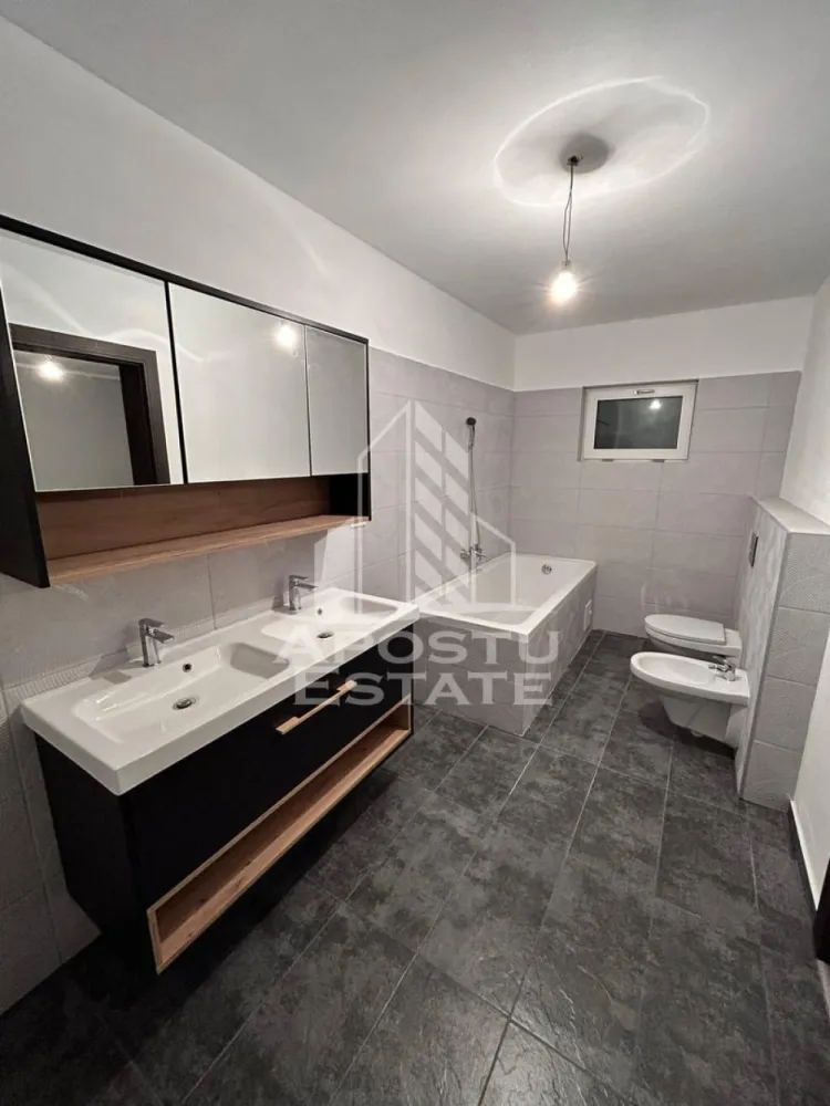 Casa individuala de vanzare, pe parter, 4 camere si 2 bai, Parta - APOSTU ESTATE va ofera spre vanzare o casa individuala moderna, situata in judetul Timis, localitatea Parta, la doar 15 minute de Shopping City Timisoara, intr-o zona in plina dezvoltare, cu acces facil la scoala cu clasele I–VIII, gradinita cu program prelungit, spatii comerciale, parcuri si mijloace de transport in comun.

Proprietatea dispune de un teren generos de 500 mp si o suprafata utila de 105 mp, fiind pozitionata intr-un cartier nou de case, cu o comunitate tanara, linistita si bine organizata. Casa se afla la strada asfaltata si beneficiaza de toate utilitatile: apa de la retea, curent, gaz, canalizare si iluminat public.

Locuinta este gandita dupa un proiect modern, cu dormitoare spatioase, baie matrimoniala, ferestre ample pentru un plus de luminozitate si o terasa de aproximativ 15 mp. Confortul termic este asigurat prin centrala proprie pe gaz, incalzire in pardoseala si termostat ambiental in fiecare camera, cu control prin Wi-Fi Siemens.

Detaliile tehnice sunt de cea mai buna calitate, incluzand tamplarie PVC Salamander, geamuri tripan 4 anotimpuri gri antracit, usa de intrare dubla cu panou izolant, iluminat exterior complet, zidarie realizata integral cu caramida de 25 cm, izolatie exterioara de 10 cm EPS 80, tavan izolat cu vata si folie de aluminiu, acoperis cu folie anticondens, tigla de beton gri antracit, pod inchis cu astereala si burlane Bilka de 0.6 mm grosime.

Compartimentarea este eficienta si bine gandita, cu dormitor matrimonial de aproximativ 18 mp cu baie proprie (prevazuta cu wc suspendat si doua lavoare), doua dormitoare secundare de aproximativ 18 si 19 mp, baie cu dus si geam, living open-space cu bucatarie de 25 mp, debara si pod accesibil prin scara rabatabila, ideal pentru depozitare.

Casa se va preda complet finalizata, la cheie, in luna Septembrie 2026, reprezentand o oportunitate excelenta pentru cei care cauta o locuinta moderna, bine construita si pozitionata intr-o zona cu acces rapid catre Timisoara.

Agentia imobiliara Apostu Estate va ofera consultanta bancara gratuita prin intermediul colaboratorilor nostri pentru alegerea celui mai potrivit tip de credit, astfel incat tu sa devi noul proprietar al acestui apartament.
Va asteptam cu drag la o vizionare!