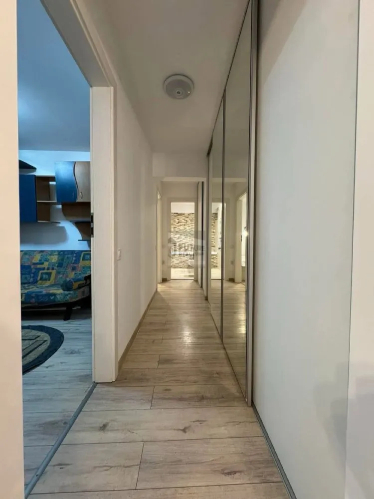 Apartament 3 camere si 2 locuri parcare in Titan langa metrou si parc - Se închiriază începând cu 1 martie un apartament de 3 camere, 70mp, situat la etajul al treilea al unui bloc de 4 etaje, reabilitat termic, cu interfon si sistem de supraveghere video, aflat în Cartierul Titan, la nici 5 minute de mers pe jos de parcul IOR și metroul Titan, fix lângă parcul Constantin Brâncuși într-o zonă verde si liniștită. Apartamentul a fost renovat integral, totul a fost schimbat, inclusiv instalația termică, sanitară și electrică. Are centrală termică proprie ce poate fi setată de la distanță prin wifi. Apartamentul este complet mobilat (mobila din birou urmează să fie schimbată cu una nouă), are multiple spații de depozitare și este utilat cu toate electrocasnicele necesare precum frigider, plită cu inducție, cuptor electric, cuptor cu microunde, mașină de spălat vase, mașină de spălat rufe, tv, aspirator, congelator și aer condiționat ce poate fi comandat de la distanță prin wifi. Balconul este închis, izolat, foarte spațios și poate fi folosit pe post de stațiu de relaxare, lectură sau chiar ca și un al doilea birou (o măsuță și 2 scaune de terasă urmează să completeze spațiul). Apartamentul vine la pachet cu 2 locuri de parcare situate fix în fața blocului, costuri mici de întreținere și facturi la fel de mici, dar asta bineînțeles ca depinde și de consumul fiecăruia. Nu se fumează în apartament, dar dacă este cazul se poate fuma pe balcoanele dintre etaje sau ideal în afara blocului. Despre animăluțe putem discuta în privat, răspunsul depinzând de fiecare caz în parte, căci deși sunt iubitoare de animale, nu mi-aș dori ca apartamentul să fie deteriorat de acestea. Se închiriază cu contract declarat la ANAF pentru o perioadă de cel puțin 1 an, iar prețul de închiriere este de 800 EUR plus costurile lunare si o lună de chirie garanție. Acestea fiind spuse, dacă sunteți în căutarea unui loc pe care și voi să-l numiți acasă, vă aștept să îl vedeți, vă pot trimite și un video cu turul virtual pentru detalii, iar dacă aveți alte întrebări, vă răspund cu drag. #Titan #RasaritDeSoare #Apartament3Camere #InchirieriBucuresti #Sector3 #ApartamentDeInchiriat #HomeSweetHome #ImobiliareBucuresti #LangaMetrou #AuchanTitan #LocuintaDeVis }}