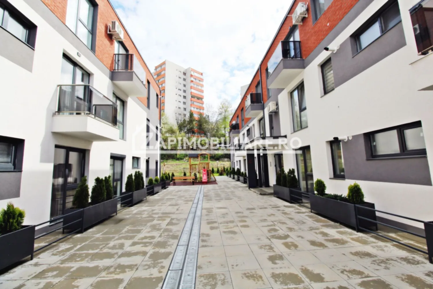 Ap 2 camere Lux - Crinului Residence - loc parcare subteran - Mentionati ID-ul proprietatii cand apelati: CP1486997
Contact ⓪⑦②⑥ ②②③ ⑧⑧⑥ Sebastian

Zap Imobiliare vă propune spre închiriere un apartament decomandat cu 2 camere, confort 1, situat în Târgu Mureș, în complexul rezidențial Crinului Residence. Locuința este amplasată la parterul unui imobil cu 2 niveluri și oferă o suprafață utilă de 52 mp, fiind amenajată modern, cu finisaje premium și dotări de ultimă generație.

-- Suprafață utilă: 52 mp
-- Compartimentare: Decomandat – 1 living primitor, 1 dormitor intim, 1 bucătărie open space, 1 baie modernă și 1 hol.
-- Dotări și utilități: Încălzire în pardoseală pe toată suprafața apartamentului, centrală termică proprie, calorifere, aer condiționat, geamuri tripan cu 7 camere pentru o izolare termică și fonică excelentă, ușă metalică la intrare și internet wireless.
-- Mobilier și electrocasnice: Locuința este complet mobilată și utilată, dispunând de mașină de spălat rufe, mașină de spălat vase, frigider, hotă, duș de tip walk-in și un televizor cu diagonală mare de ultimă generație.
-- Facilități complex și parcare: Loc de parcare inclus în subteranul blocului, videointerfon, acces securizat în complex cu barieră acționată prin telecomandă și loc de joacă amenajat special pentru copii.

Proprietatea se află într-o zonă cu un confort deosebit, datorită amplasării în imediata apropiere a tot ceea ce înseamnă viață modernă: mijloace de transport în comun, magazine, unități de învățământ de toate gradele, piață, parc, bănci și farmacii.

Preț închiriere: 600 Euro / lună
Comisionul agenției este de 50% din valoarea primei chirii și se plătește în momentul semnării contractului de închiriere.

Acest anunț nu corespunde cerințelor tale? Sună la numărul afișat în anunț și unul dintre agenții noștri te va ajuta cu alte oferte personalizate în funcție de cerințele tale.

Contact ⓪⑦②⑥ ②②③ ⑧⑧⑥ Sebastian