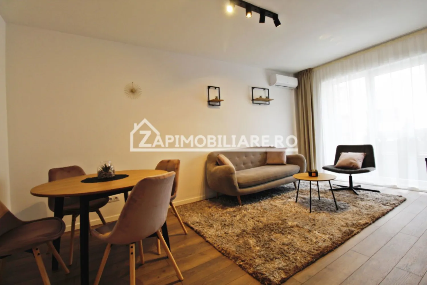 Ap 2 camere Lux - Crinului Residence - loc parcare subteran - Mentionati ID-ul proprietatii cand apelati: CP1486997
Contact ⓪⑦②⑥ ②②③ ⑧⑧⑥ Sebastian

Zap Imobiliare vă propune spre închiriere un apartament decomandat cu 2 camere, confort 1, situat în Târgu Mureș, în complexul rezidențial Crinului Residence. Locuința este amplasată la parterul unui imobil cu 2 niveluri și oferă o suprafață utilă de 52 mp, fiind amenajată modern, cu finisaje premium și dotări de ultimă generație.

-- Suprafață utilă: 52 mp
-- Compartimentare: Decomandat – 1 living primitor, 1 dormitor intim, 1 bucătărie open space, 1 baie modernă și 1 hol.
-- Dotări și utilități: Încălzire în pardoseală pe toată suprafața apartamentului, centrală termică proprie, calorifere, aer condiționat, geamuri tripan cu 7 camere pentru o izolare termică și fonică excelentă, ușă metalică la intrare și internet wireless.
-- Mobilier și electrocasnice: Locuința este complet mobilată și utilată, dispunând de mașină de spălat rufe, mașină de spălat vase, frigider, hotă, duș de tip walk-in și un televizor cu diagonală mare de ultimă generație.
-- Facilități complex și parcare: Loc de parcare inclus în subteranul blocului, videointerfon, acces securizat în complex cu barieră acționată prin telecomandă și loc de joacă amenajat special pentru copii.

Proprietatea se află într-o zonă cu un confort deosebit, datorită amplasării în imediata apropiere a tot ceea ce înseamnă viață modernă: mijloace de transport în comun, magazine, unități de învățământ de toate gradele, piață, parc, bănci și farmacii.

Preț închiriere: 600 Euro / lună
Comisionul agenției este de 50% din valoarea primei chirii și se plătește în momentul semnării contractului de închiriere.

Acest anunț nu corespunde cerințelor tale? Sună la numărul afișat în anunț și unul dintre agenții noștri te va ajuta cu alte oferte personalizate în funcție de cerințele tale.

Contact ⓪⑦②⑥ ②②③ ⑧⑧⑥ Sebastian