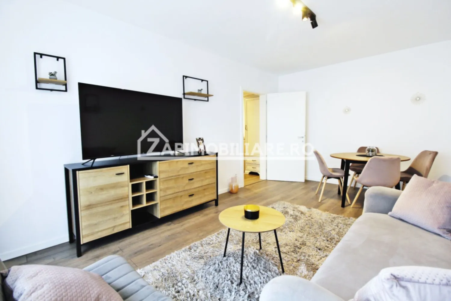Ap 2 camere Lux - Crinului Residence - loc parcare subteran - Mentionati ID-ul proprietatii cand apelati: CP1486997
Contact ⓪⑦②⑥ ②②③ ⑧⑧⑥ Sebastian

Zap Imobiliare vă propune spre închiriere un apartament decomandat cu 2 camere, confort 1, situat în Târgu Mureș, în complexul rezidențial Crinului Residence. Locuința este amplasată la parterul unui imobil cu 2 niveluri și oferă o suprafață utilă de 52 mp, fiind amenajată modern, cu finisaje premium și dotări de ultimă generație.

-- Suprafață utilă: 52 mp
-- Compartimentare: Decomandat – 1 living primitor, 1 dormitor intim, 1 bucătărie open space, 1 baie modernă și 1 hol.
-- Dotări și utilități: Încălzire în pardoseală pe toată suprafața apartamentului, centrală termică proprie, calorifere, aer condiționat, geamuri tripan cu 7 camere pentru o izolare termică și fonică excelentă, ușă metalică la intrare și internet wireless.
-- Mobilier și electrocasnice: Locuința este complet mobilată și utilată, dispunând de mașină de spălat rufe, mașină de spălat vase, frigider, hotă, duș de tip walk-in și un televizor cu diagonală mare de ultimă generație.
-- Facilități complex și parcare: Loc de parcare inclus în subteranul blocului, videointerfon, acces securizat în complex cu barieră acționată prin telecomandă și loc de joacă amenajat special pentru copii.

Proprietatea se află într-o zonă cu un confort deosebit, datorită amplasării în imediata apropiere a tot ceea ce înseamnă viață modernă: mijloace de transport în comun, magazine, unități de învățământ de toate gradele, piață, parc, bănci și farmacii.

Preț închiriere: 600 Euro / lună
Comisionul agenției este de 50% din valoarea primei chirii și se plătește în momentul semnării contractului de închiriere.

Acest anunț nu corespunde cerințelor tale? Sună la numărul afișat în anunț și unul dintre agenții noștri te va ajuta cu alte oferte personalizate în funcție de cerințele tale.

Contact ⓪⑦②⑥ ②②③ ⑧⑧⑥ Sebastian