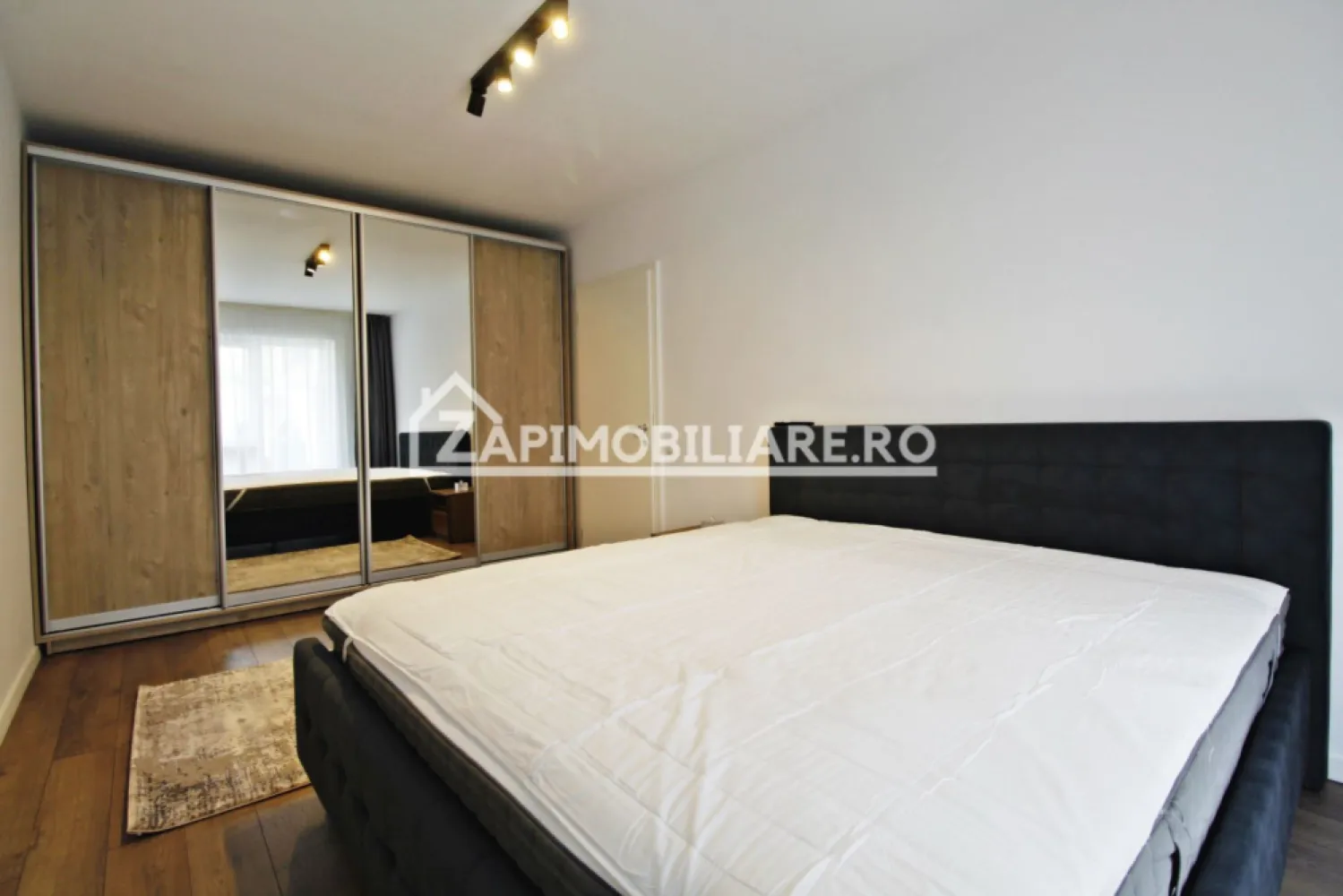 Ap 2 camere Lux - Crinului Residence - loc parcare subteran - Mentionati ID-ul proprietatii cand apelati: CP1486997
Contact ⓪⑦②⑥ ②②③ ⑧⑧⑥ Sebastian

Zap Imobiliare vă propune spre închiriere un apartament decomandat cu 2 camere, confort 1, situat în Târgu Mureș, în complexul rezidențial Crinului Residence. Locuința este amplasată la parterul unui imobil cu 2 niveluri și oferă o suprafață utilă de 52 mp, fiind amenajată modern, cu finisaje premium și dotări de ultimă generație.

-- Suprafață utilă: 52 mp
-- Compartimentare: Decomandat – 1 living primitor, 1 dormitor intim, 1 bucătărie open space, 1 baie modernă și 1 hol.
-- Dotări și utilități: Încălzire în pardoseală pe toată suprafața apartamentului, centrală termică proprie, calorifere, aer condiționat, geamuri tripan cu 7 camere pentru o izolare termică și fonică excelentă, ușă metalică la intrare și internet wireless.
-- Mobilier și electrocasnice: Locuința este complet mobilată și utilată, dispunând de mașină de spălat rufe, mașină de spălat vase, frigider, hotă, duș de tip walk-in și un televizor cu diagonală mare de ultimă generație.
-- Facilități complex și parcare: Loc de parcare inclus în subteranul blocului, videointerfon, acces securizat în complex cu barieră acționată prin telecomandă și loc de joacă amenajat special pentru copii.

Proprietatea se află într-o zonă cu un confort deosebit, datorită amplasării în imediata apropiere a tot ceea ce înseamnă viață modernă: mijloace de transport în comun, magazine, unități de învățământ de toate gradele, piață, parc, bănci și farmacii.

Preț închiriere: 600 Euro / lună
Comisionul agenției este de 50% din valoarea primei chirii și se plătește în momentul semnării contractului de închiriere.

Acest anunț nu corespunde cerințelor tale? Sună la numărul afișat în anunț și unul dintre agenții noștri te va ajuta cu alte oferte personalizate în funcție de cerințele tale.

Contact ⓪⑦②⑥ ②②③ ⑧⑧⑥ Sebastian