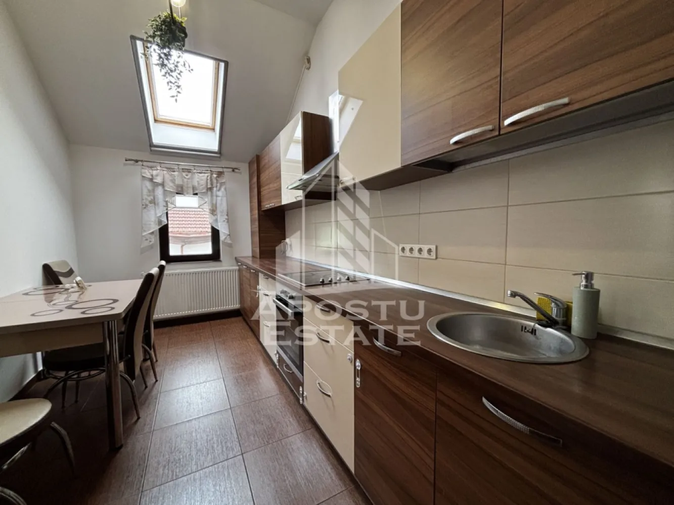 Mansarda inalta cu 2 camere de vanzare, loc de parcare, Dumbravita - Agentia imobiliara APOSTU ESTATE va propune spre vanzare un apartament situat la mansarda inalta cu 2 camere, situat la etajul 2 , in Dumbravita, judetul Timis, una dintre cele mai dinamice si cautate zone rezidentiale.

Locuinta are o suprafata utila de 58 mp.
Compartimentare eficienta:
- hol de acces generos
- living spatios 
- bucatarie inchisa, complet mobilata si utilata
- dormitor mobilat
- baie cu cada si geam pentru ventilatie naturala

Dotari si beneficii:
-centrala termica proprie pe gaz, incalzire prin calorifere
-loc de parcare inclus in pret
-aer conditionat;

Pozitie excelenta: zona Lidal, 15 minute fata de Iulius Mall

Apartamentul este ideal atat pentru locuinta proprie, cat si pentru investitie. Zona este bine cotata, cu multiple facilitati in proximitate.

Agentia imobiliara Apostu Estate va ofera consultanta bancara gratuita prin intermediul colaboratorilor nostri pentru alegerea celui mai potrivit tip de credit, astfel incat tu sa devi noul proprietar al acestui apartament.

Va asteptam cu drag la o vizionare.
ID intern:CP3197593