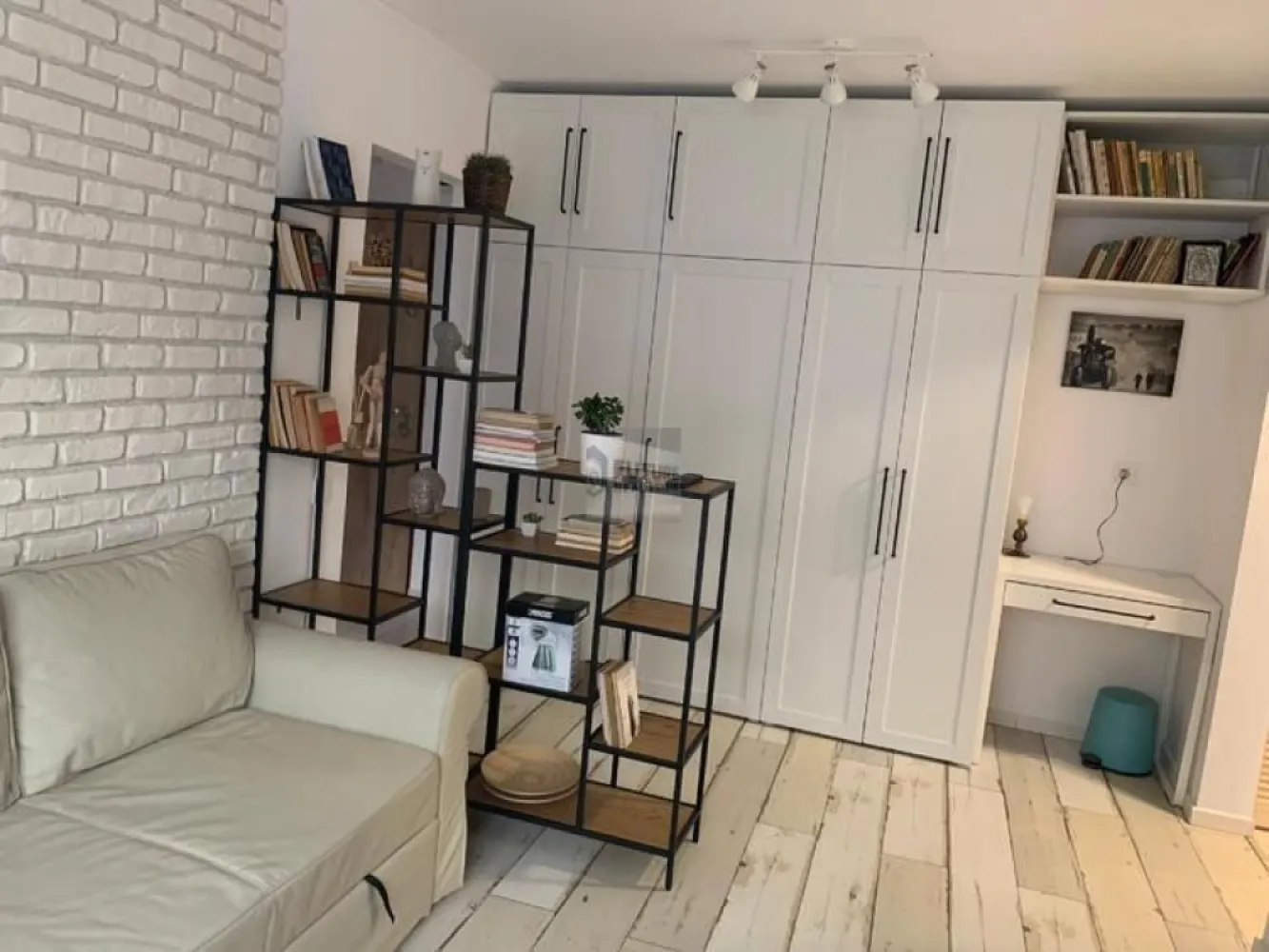 EXCLUSIV | LOFT VIBE ÎN DRISTOR | DESIGN INDUSTRIAL & OAZĂ DE LINIȘTE - Cauți un apartament care să iasă din tiparul „clasic de București”? Avem în portofoliu o proprietate care combină perfect estetica industrială cu funcționalitatea inteligentă. Este genul de loc care te face să spui „WOW” de la intrare! 📐 Design Interior de Revistă Apartamentul a fost configurat pentru un chiriaș pretențios care apreciază detaliile: Bucătărie High-End: Mobilier IKEA METOD (gri mat), utilată complet cu electrocasnice BEKO (plită și cuptor noi, frigider încorporat). Element de Stil: Ușă culisantă tip LOFT care separă inteligent zona de zi de cea de gătit. Work from Home Ready: Dressing masiv cu birou încorporat și bibliotecă. Ideal pentru productivitate maximă de acasă! Confort & Tech: Televizoare Smart în living și dormitor, canapea extensibilă LIDHAUL și mașină de spălat CU USCĂTOR (un „must-have” modern). 📍 Localizare Strategică (Sector 3) Conectivitate: 15 min. de mers pe jos până la Metrou Dristor sau 3-4 min. cu mașina. Shopping la scara blocului: Ai Mega Image chiar lângă intrare, plus Auchan Vitan și Lidl în proximitate imediată. Secretul locației: Dormitorul are un balcon deschis spre o curte interioară privată, plină de verdeață, accesibilă doar locatarilor. Liniște totală în inima orașului! 🎯 De ce să alegi această proprietate prin noi? Finisaje Premium: Obiecte de iluminat în stil industrial, uși din lemn masiv și calorifere noi. Parcare: Posibilitate de transfer loc de parcare nenominal. Siguranță: Ușă metalică cu închidere în 5 puncte și contract înregistrat oficial. Apartamentul este liber și își așteaptă primii chiriași după renovare! 📞 Sună acum pentru o vizionare și hai să-ți arătăm viitoarea ta casă! #Dristor #InchirieriBucuresti #DesignIndustrial #LoftStyle #AgentieImobiliara #Sector3 #ApartamentModern #HomeOffice #ReadyToMoveIn #LuxuryLivingBucuresti #Exclusivitate }}