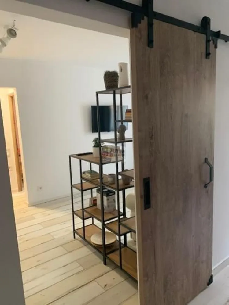 EXCLUSIV | LOFT VIBE ÎN DRISTOR | DESIGN INDUSTRIAL & OAZĂ DE LINIȘTE - Cauți un apartament care să iasă din tiparul „clasic de București”? Avem în portofoliu o proprietate care combină perfect estetica industrială cu funcționalitatea inteligentă. Este genul de loc care te face să spui „WOW” de la intrare! 📐 Design Interior de Revistă Apartamentul a fost configurat pentru un chiriaș pretențios care apreciază detaliile: Bucătărie High-End: Mobilier IKEA METOD (gri mat), utilată complet cu electrocasnice BEKO (plită și cuptor noi, frigider încorporat). Element de Stil: Ușă culisantă tip LOFT care separă inteligent zona de zi de cea de gătit. Work from Home Ready: Dressing masiv cu birou încorporat și bibliotecă. Ideal pentru productivitate maximă de acasă! Confort & Tech: Televizoare Smart în living și dormitor, canapea extensibilă LIDHAUL și mașină de spălat CU USCĂTOR (un „must-have” modern). 📍 Localizare Strategică (Sector 3) Conectivitate: 15 min. de mers pe jos până la Metrou Dristor sau 3-4 min. cu mașina. Shopping la scara blocului: Ai Mega Image chiar lângă intrare, plus Auchan Vitan și Lidl în proximitate imediată. Secretul locației: Dormitorul are un balcon deschis spre o curte interioară privată, plină de verdeață, accesibilă doar locatarilor. Liniște totală în inima orașului! 🎯 De ce să alegi această proprietate prin noi? Finisaje Premium: Obiecte de iluminat în stil industrial, uși din lemn masiv și calorifere noi. Parcare: Posibilitate de transfer loc de parcare nenominal. Siguranță: Ușă metalică cu închidere în 5 puncte și contract înregistrat oficial. Apartamentul este liber și își așteaptă primii chiriași după renovare! 📞 Sună acum pentru o vizionare și hai să-ți arătăm viitoarea ta casă! #Dristor #InchirieriBucuresti #DesignIndustrial #LoftStyle #AgentieImobiliara #Sector3 #ApartamentModern #HomeOffice #ReadyToMoveIn #LuxuryLivingBucuresti #Exclusivitate }}