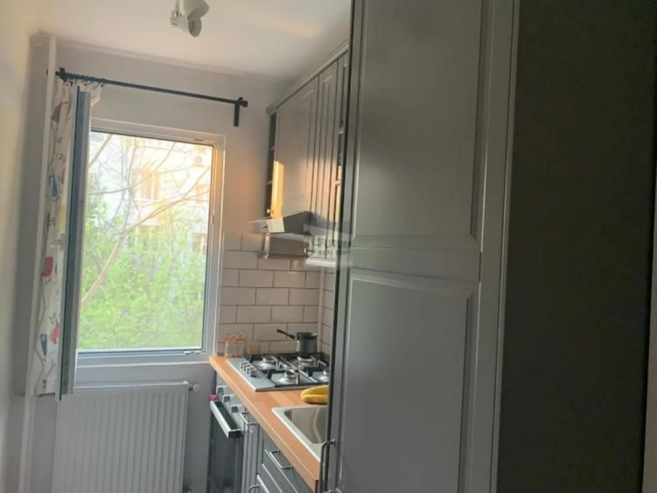 EXCLUSIV | LOFT VIBE ÎN DRISTOR | DESIGN INDUSTRIAL & OAZĂ DE LINIȘTE - Cauți un apartament care să iasă din tiparul „clasic de București”? Avem în portofoliu o proprietate care combină perfect estetica industrială cu funcționalitatea inteligentă. Este genul de loc care te face să spui „WOW” de la intrare! 📐 Design Interior de Revistă Apartamentul a fost configurat pentru un chiriaș pretențios care apreciază detaliile: Bucătărie High-End: Mobilier IKEA METOD (gri mat), utilată complet cu electrocasnice BEKO (plită și cuptor noi, frigider încorporat). Element de Stil: Ușă culisantă tip LOFT care separă inteligent zona de zi de cea de gătit. Work from Home Ready: Dressing masiv cu birou încorporat și bibliotecă. Ideal pentru productivitate maximă de acasă! Confort & Tech: Televizoare Smart în living și dormitor, canapea extensibilă LIDHAUL și mașină de spălat CU USCĂTOR (un „must-have” modern). 📍 Localizare Strategică (Sector 3) Conectivitate: 15 min. de mers pe jos până la Metrou Dristor sau 3-4 min. cu mașina. Shopping la scara blocului: Ai Mega Image chiar lângă intrare, plus Auchan Vitan și Lidl în proximitate imediată. Secretul locației: Dormitorul are un balcon deschis spre o curte interioară privată, plină de verdeață, accesibilă doar locatarilor. Liniște totală în inima orașului! 🎯 De ce să alegi această proprietate prin noi? Finisaje Premium: Obiecte de iluminat în stil industrial, uși din lemn masiv și calorifere noi. Parcare: Posibilitate de transfer loc de parcare nenominal. Siguranță: Ușă metalică cu închidere în 5 puncte și contract înregistrat oficial. Apartamentul este liber și își așteaptă primii chiriași după renovare! 📞 Sună acum pentru o vizionare și hai să-ți arătăm viitoarea ta casă! #Dristor #InchirieriBucuresti #DesignIndustrial #LoftStyle #AgentieImobiliara #Sector3 #ApartamentModern #HomeOffice #ReadyToMoveIn #LuxuryLivingBucuresti #Exclusivitate }}