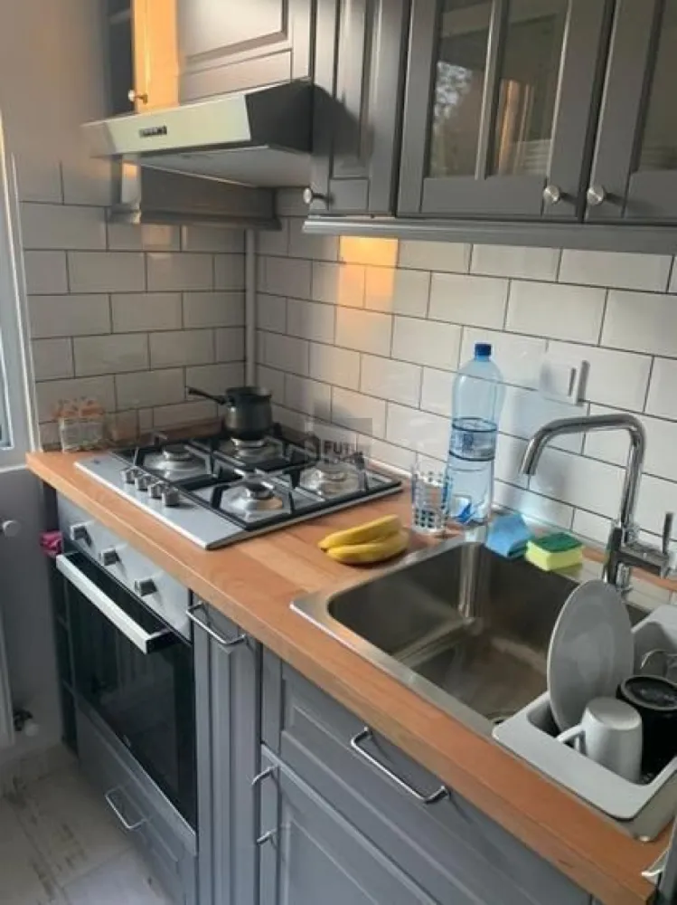 EXCLUSIV | LOFT VIBE ÎN DRISTOR | DESIGN INDUSTRIAL & OAZĂ DE LINIȘTE - Cauți un apartament care să iasă din tiparul „clasic de București”? Avem în portofoliu o proprietate care combină perfect estetica industrială cu funcționalitatea inteligentă. Este genul de loc care te face să spui „WOW” de la intrare! 📐 Design Interior de Revistă Apartamentul a fost configurat pentru un chiriaș pretențios care apreciază detaliile: Bucătărie High-End: Mobilier IKEA METOD (gri mat), utilată complet cu electrocasnice BEKO (plită și cuptor noi, frigider încorporat). Element de Stil: Ușă culisantă tip LOFT care separă inteligent zona de zi de cea de gătit. Work from Home Ready: Dressing masiv cu birou încorporat și bibliotecă. Ideal pentru productivitate maximă de acasă! Confort & Tech: Televizoare Smart în living și dormitor, canapea extensibilă LIDHAUL și mașină de spălat CU USCĂTOR (un „must-have” modern). 📍 Localizare Strategică (Sector 3) Conectivitate: 15 min. de mers pe jos până la Metrou Dristor sau 3-4 min. cu mașina. Shopping la scara blocului: Ai Mega Image chiar lângă intrare, plus Auchan Vitan și Lidl în proximitate imediată. Secretul locației: Dormitorul are un balcon deschis spre o curte interioară privată, plină de verdeață, accesibilă doar locatarilor. Liniște totală în inima orașului! 🎯 De ce să alegi această proprietate prin noi? Finisaje Premium: Obiecte de iluminat în stil industrial, uși din lemn masiv și calorifere noi. Parcare: Posibilitate de transfer loc de parcare nenominal. Siguranță: Ușă metalică cu închidere în 5 puncte și contract înregistrat oficial. Apartamentul este liber și își așteaptă primii chiriași după renovare! 📞 Sună acum pentru o vizionare și hai să-ți arătăm viitoarea ta casă! #Dristor #InchirieriBucuresti #DesignIndustrial #LoftStyle #AgentieImobiliara #Sector3 #ApartamentModern #HomeOffice #ReadyToMoveIn #LuxuryLivingBucuresti #Exclusivitate }}