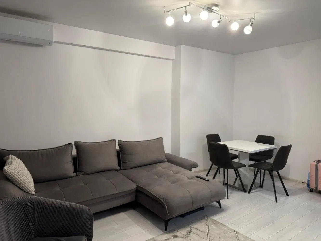Apartament complet mobilat, Militari Residence – Str. Rezervelor - Apartament de vânzare în bloc nou. Bloc izolat termic. Construcție recentă. Lift modern. Centrală proprie. Contorizare individuală pentru toate utilitățile. Încălzire prin centrală proprie. Costuri lunare reduse. Apartamentul are compartimentare eficientă. Camere bine delimitate. Spații luminoase. Finisaje moderne. Se vinde mobilat complet, exact cum se vede în poze. Este gata de mutare imediată. Etaj 8 din 8 cu 2 lifturi, placa de beton si pod Parcare disponibila Imobilul este situat într o zonă accesibilă. Acces rapid la mijloace de transport. În apropiere se află magazine, școli și alte puncte de interes. Cartier Militari Residence Strada Rezervelor nr 56 bloc 2 Detalii la numărul de telefon din anunt }}