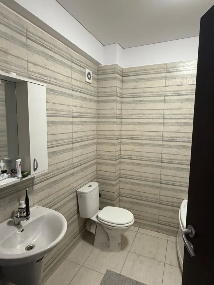 Apartament complet mobilat, Militari Residence – Str. Rezervelor - Apartament de vânzare în bloc nou. Bloc izolat termic. Construcție recentă. Lift modern. Centrală proprie. Contorizare individuală pentru toate utilitățile. Încălzire prin centrală proprie. Costuri lunare reduse. Apartamentul are compartimentare eficientă. Camere bine delimitate. Spații luminoase. Finisaje moderne. Se vinde mobilat complet, exact cum se vede în poze. Este gata de mutare imediată. Etaj 8 din 8 cu 2 lifturi, placa de beton si pod Parcare disponibila Imobilul este situat într o zonă accesibilă. Acces rapid la mijloace de transport. În apropiere se află magazine, școli și alte puncte de interes. Cartier Militari Residence Strada Rezervelor nr 56 bloc 2 Detalii la numărul de telefon din anunt }}