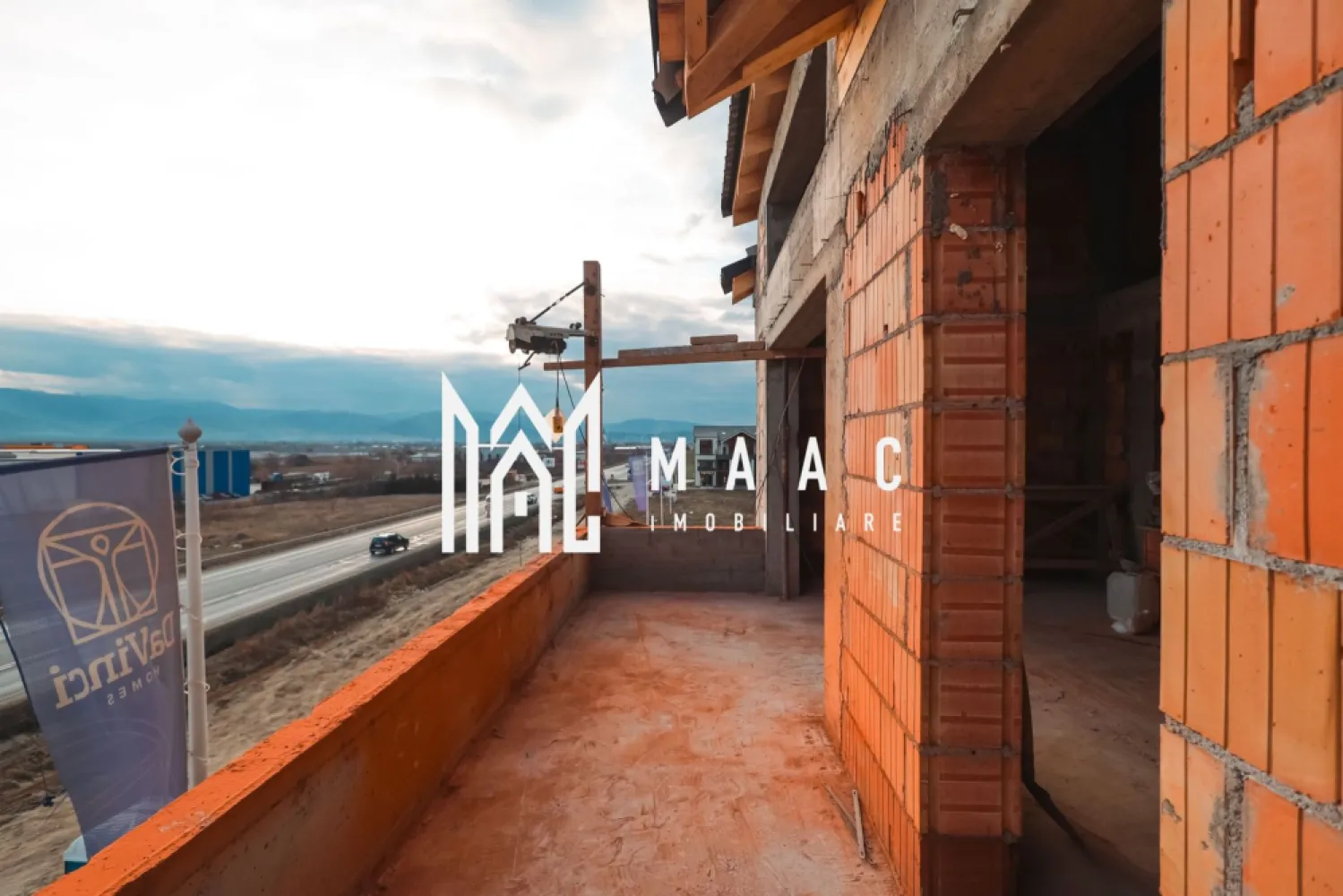 Penthouse 3 Camere | 85 mp | Cartierul Da Vinci Homes - MAAC Imobiliare vă propune spre achiziție un penthouse modern cu 3 camere, situat în ansamblul rezidențial Da Vinci Homes, una dintre cele mai apreciate zone noi din Sibiu, unde peste 45% din suprafața totală a ansamblului este destinată spațiilor verzi. Detalii proprietate: Suprafață utilă: 85 mp Compartimentare practică și echilibrată Living generos cu bucătărie open-space (se poate inchide cu sticla sau perete ) 2 dormitoare 2 băi Spații luminoase, ideal compartimentate pentru confort sporit Calitate premium a construcției: Geamuri tripan pentru izolare termică și fonică superioară Izolație cu vată bazaltică Materiale și finisaje de înaltă calitate Modalități de predare: Predare la cheie (complet finisat) Predare la alb (pregătit pentru personalizare) Termen de predare: Toamna 2026 Situat într-un cartier modern, aerisit și bine conectat la principalele puncte de interes din oraș, acest penthouse reprezintă alegerea ideală pentru cei care își doresc un spațiu generos, confort și un stil de viață premium. Pentru mai multe detalii sau pentru rezervarea penthouse-ului, vă rugăm să contactați echipa MAAC Imobiliare și să specificați ID:CP2930340 }}