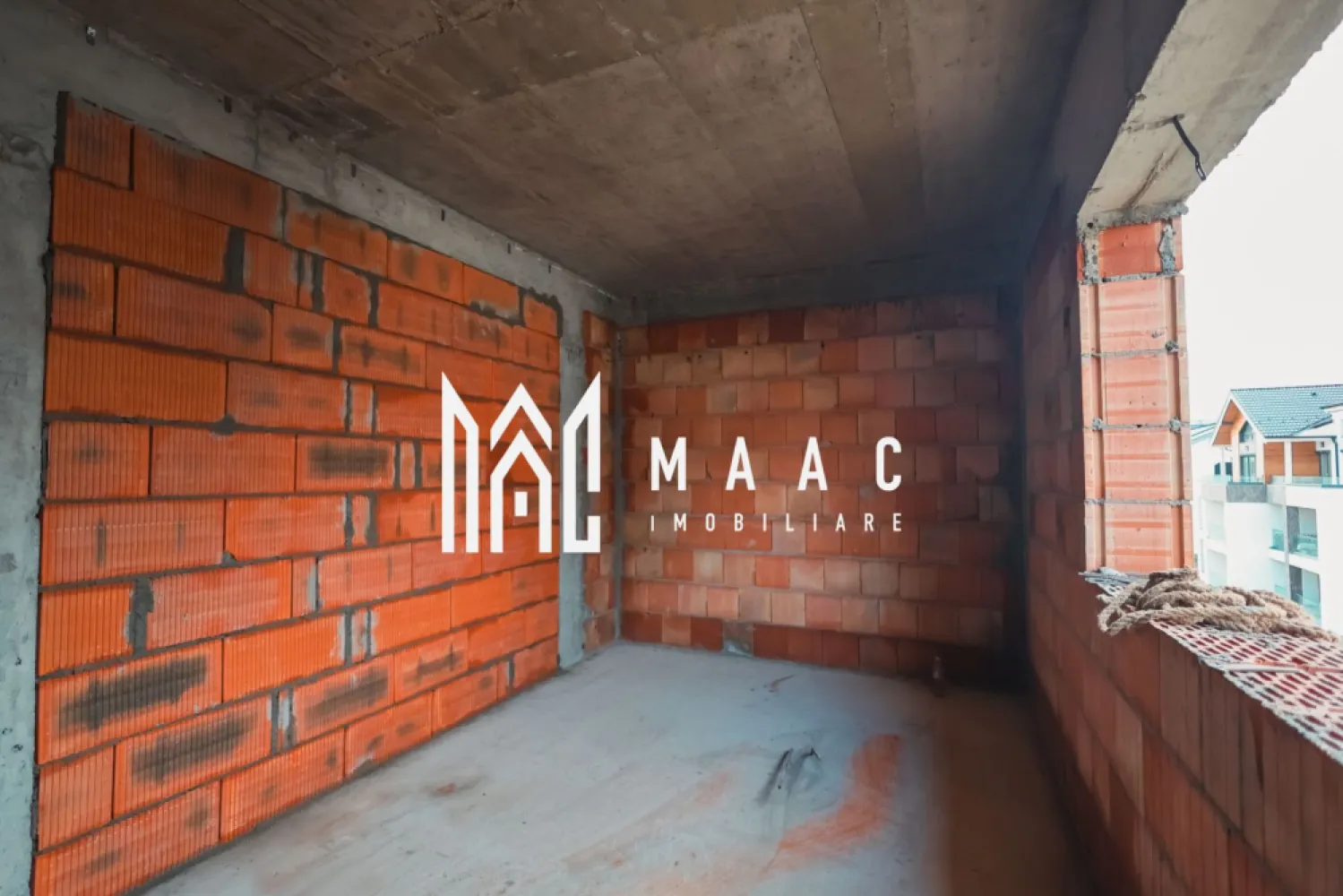 Penthouse 3 Camere | 85 mp | Cartierul Da Vinci Homes - MAAC Imobiliare vă propune spre achiziție un penthouse modern cu 3 camere, situat în ansamblul rezidențial Da Vinci Homes, una dintre cele mai apreciate zone noi din Sibiu, unde peste 45% din suprafața totală a ansamblului este destinată spațiilor verzi. Detalii proprietate: Suprafață utilă: 85 mp Compartimentare practică și echilibrată Living generos cu bucătărie open-space (se poate inchide cu sticla sau perete ) 2 dormitoare 2 băi Spații luminoase, ideal compartimentate pentru confort sporit Calitate premium a construcției: Geamuri tripan pentru izolare termică și fonică superioară Izolație cu vată bazaltică Materiale și finisaje de înaltă calitate Modalități de predare: Predare la cheie (complet finisat) Predare la alb (pregătit pentru personalizare) Termen de predare: Toamna 2026 Situat într-un cartier modern, aerisit și bine conectat la principalele puncte de interes din oraș, acest penthouse reprezintă alegerea ideală pentru cei care își doresc un spațiu generos, confort și un stil de viață premium. Pentru mai multe detalii sau pentru rezervarea penthouse-ului, vă rugăm să contactați echipa MAAC Imobiliare și să specificați ID:CP2930340 }}