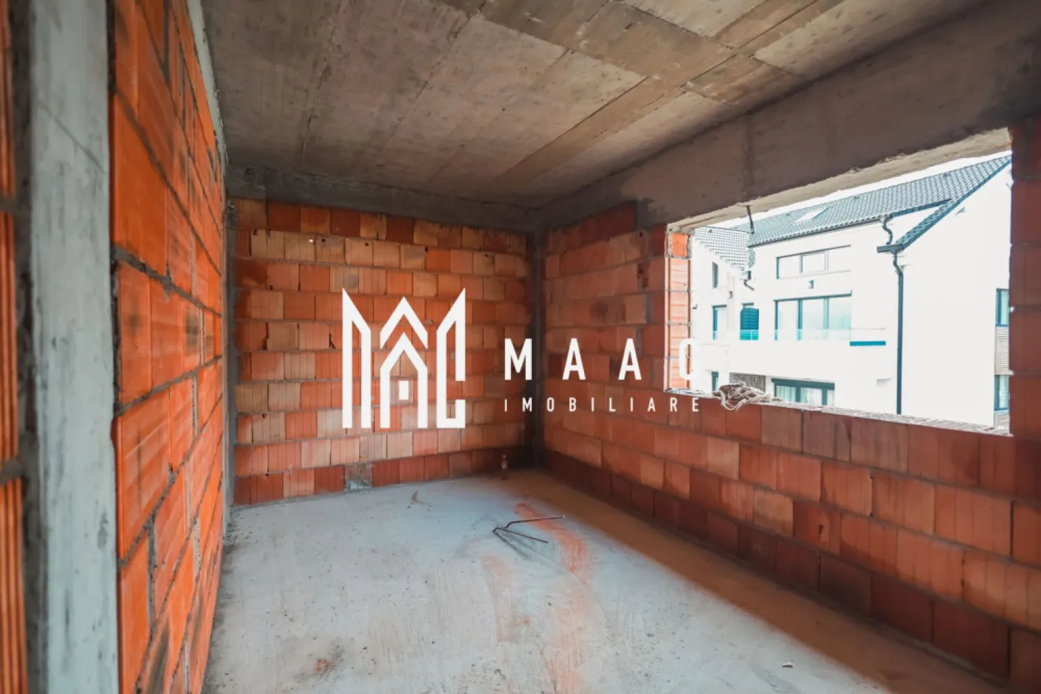 Penthouse 3 Camere | 85 mp | Cartierul Da Vinci Homes - MAAC Imobiliare vă propune spre achiziție un penthouse modern cu 3 camere, situat în ansamblul rezidențial Da Vinci Homes, una dintre cele mai apreciate zone noi din Sibiu, unde peste 45% din suprafața totală a ansamblului este destinată spațiilor verzi. Detalii proprietate: Suprafață utilă: 85 mp Compartimentare practică și echilibrată Living generos cu bucătărie open-space (se poate inchide cu sticla sau perete ) 2 dormitoare 2 băi Spații luminoase, ideal compartimentate pentru confort sporit Calitate premium a construcției: Geamuri tripan pentru izolare termică și fonică superioară Izolație cu vată bazaltică Materiale și finisaje de înaltă calitate Modalități de predare: Predare la cheie (complet finisat) Predare la alb (pregătit pentru personalizare) Termen de predare: Toamna 2026 Situat într-un cartier modern, aerisit și bine conectat la principalele puncte de interes din oraș, acest penthouse reprezintă alegerea ideală pentru cei care își doresc un spațiu generos, confort și un stil de viață premium. Pentru mai multe detalii sau pentru rezervarea penthouse-ului, vă rugăm să contactați echipa MAAC Imobiliare și să specificați ID:CP2930340 }}