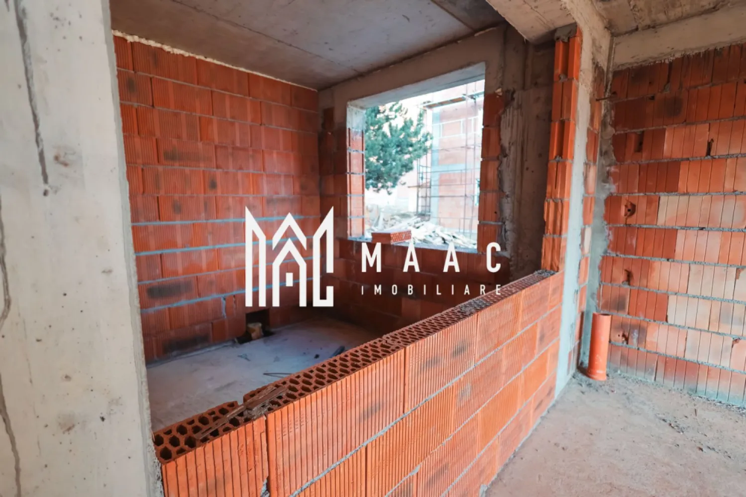 Apartament 2 Camere | 54 mp | Cartierul Da Vinci Homes - MAAC Imobiliare vă propune spre achiziție un apartament modern cu 2 camere, situat în ansamblul rezidențial Da Vinci Homes, una dintre cele mai apreciate zone noi din Sibiu, unde peste 45% din suprafața totală a ansamblului este dedicată zonelor verzi, oferind un cadru aerisit, liniștit și ideal pentru confortul zilnic. Detalii proprietate: Suprafață utilă: 54 mp Compartimentare eficientă Spații luminoase și bine optimizate Ideal pentru locuit sau investiție Calitate premium a construcției: Geamuri tripan pentru izolare termică și fonică superioară Izolație cu vată bazaltică Materiale și finisaje de înaltă calitate Modalități de predare: Predare la cheie (complet finisat) Predare la alb (pregătit pentru personalizare) Termen de predare: Toamna 2026 Situat într-un cartier modern, aerisit, cu acces facil către oraș și zonele de interes, apartamentul reprezintă o alegere excelentă atât pentru locuință proprie, cât și pentru investiție. Pentru mai multe detalii sau pentru rezervarea apartamentului, vă rugăm să contactați echipa MAAC Imobiliare și să specificați ID:CP2930343 }}