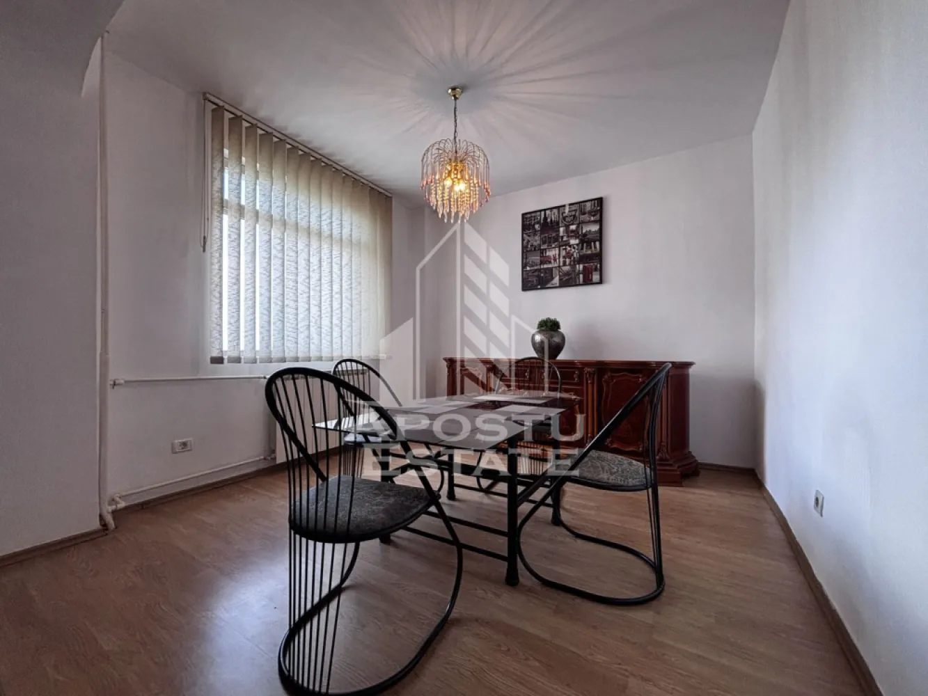 Apartament de inchiriat cu 2 camere, petfriendly, Timisoara, Aradului - Agentia imobiliara APOSTU ESTATE va propune spre inchiriere un apartament cu 2 camere, doua bai, spatios si luminos, situat in zona Aradului, apartamentul este situat la 2 minute fata de Iulius Mall, o zona linistita si bine pozitionata din Timisoara, potrivit pentru cupluri si familii care isi doresc o locuinta unde sa se simta confortabil si cu acces facil catre scoli, statii de autobuz, supermarketuri , magazine de zona, parcuri.

Suprafata utila: 80 mp
Compartimentare eficienta:
-Hol de acces generos
-Bucatarie complet mobilata si utilata, 
-Loc de luat masa
-Living luminos si spatios
-Dormitor mobilat
-Doua bai

Confort si facilitati:
-Incalzirea apartamentului: colterm
-Apartamentul este complet mobilat si utilat
-Se accepta animale de companie de talie mica de catre proprietar

Localizare:
-Timis,Timisoara, zona Aradului – 2 munte fata de Iulius Mall, acces facil spre magazine, supermarket, scoli, parcuri si mijloace de transport in comun.

Ideal pentru:
-Familii
-Cupluri
-Persoane singure
-Studenti

Disponibilitate: imediata
Pret chirie lunara: 450 Euro 
Programeaza o vizionare pentru a-ti putea imagina viitorul aici!
ID intern: CP3197697