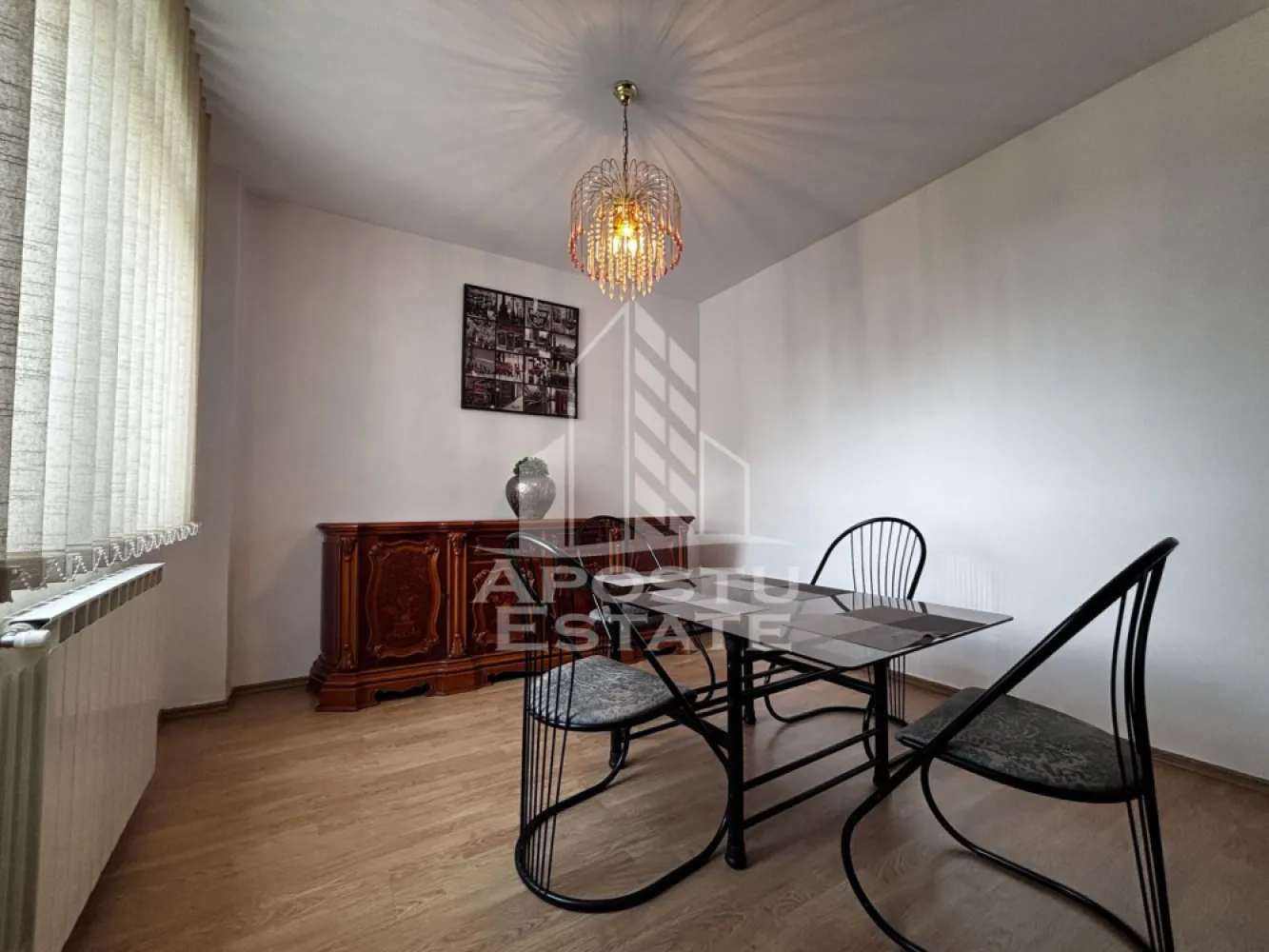 Apartament de inchiriat cu 2 camere, petfriendly, Timisoara, Aradului - Agentia imobiliara APOSTU ESTATE va propune spre inchiriere un apartament cu 2 camere, doua bai, spatios si luminos, situat in zona Aradului, apartamentul este situat la 2 minute fata de Iulius Mall, o zona linistita si bine pozitionata din Timisoara, potrivit pentru cupluri si familii care isi doresc o locuinta unde sa se simta confortabil si cu acces facil catre scoli, statii de autobuz, supermarketuri , magazine de zona, parcuri.

Suprafata utila: 80 mp
Compartimentare eficienta:
-Hol de acces generos
-Bucatarie complet mobilata si utilata, 
-Loc de luat masa
-Living luminos si spatios
-Dormitor mobilat
-Doua bai

Confort si facilitati:
-Incalzirea apartamentului: colterm
-Apartamentul este complet mobilat si utilat
-Se accepta animale de companie de talie mica de catre proprietar

Localizare:
-Timis,Timisoara, zona Aradului – 2 munte fata de Iulius Mall, acces facil spre magazine, supermarket, scoli, parcuri si mijloace de transport in comun.

Ideal pentru:
-Familii
-Cupluri
-Persoane singure
-Studenti

Disponibilitate: imediata
Pret chirie lunara: 450 Euro 
Programeaza o vizionare pentru a-ti putea imagina viitorul aici!
ID intern: CP3197697