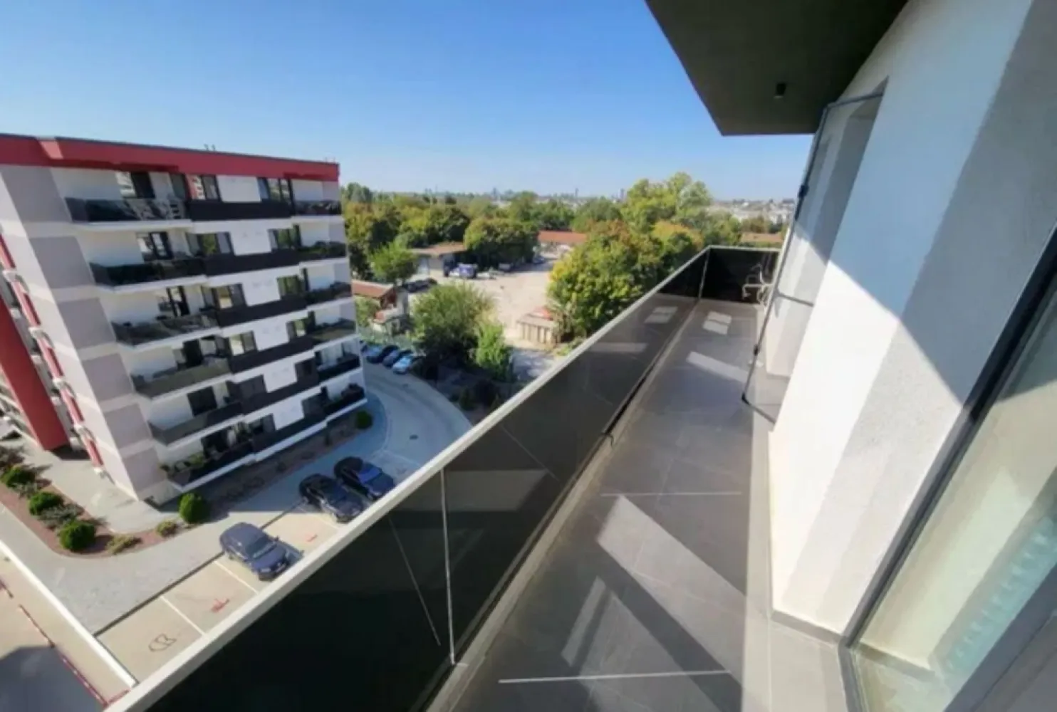 Apartament modern cu 3 camere - Complex Arcada - Iti prezentam spre vanzare un apartament elegant, situat in Complexul Rezidential Arcada, unul dintre cele mai apreciate ansambluri rezidentiale noi din Galati. 
Amplasat la etajul 5, apartamentul imbina confortul, spatiul si o pozitionare excelenta, fiind ideal pentru o familie sau pentru cei care isi doresc o locuinta moderna, intr-o zona cu acces rapid catre toate facilitatile orasului.

Cu o suprafata totala de 80 mp, locuinta este compartimentata eficient si beneficiaza de living generos, bucatarie, doua dormitoare, doua bai si o terasa spatioasa de 10 mp, orientata catre Dunare, oferind un cadru placut pentru momentele de relaxare.

Apartamentul se vinde complet mobilat si utilat, cu finisaje moderne si mobilier de buna calitate, fiind pregatit pentru mutare imediata.
Caracteristici principale:
3 camere
Suprafata totala: 80 mp
Terasa de 10 mp
2 bai
Etaj 5
Imobil construit in 2024
Complex rezidential nou
Complet mobilat si utilat
Loc de parcare inchiriat
Vedere orientata spre Dunare
Complexul este amplasat intr-o zona foarte cautata, in imediata apropiere de Lidl, parc, magazine, restaurante si mijloace de transport in comun, oferind acces rapid catre toate punctele de interes din oras.

Pret: 140.000 Euro, negociabil
Pentru informatii suplimentare sau programarea unei vizionari: Liliana Ene -- 0746.252.252 --

MAG INVEST – Partenerul tau in decizii imobiliare inteligente.