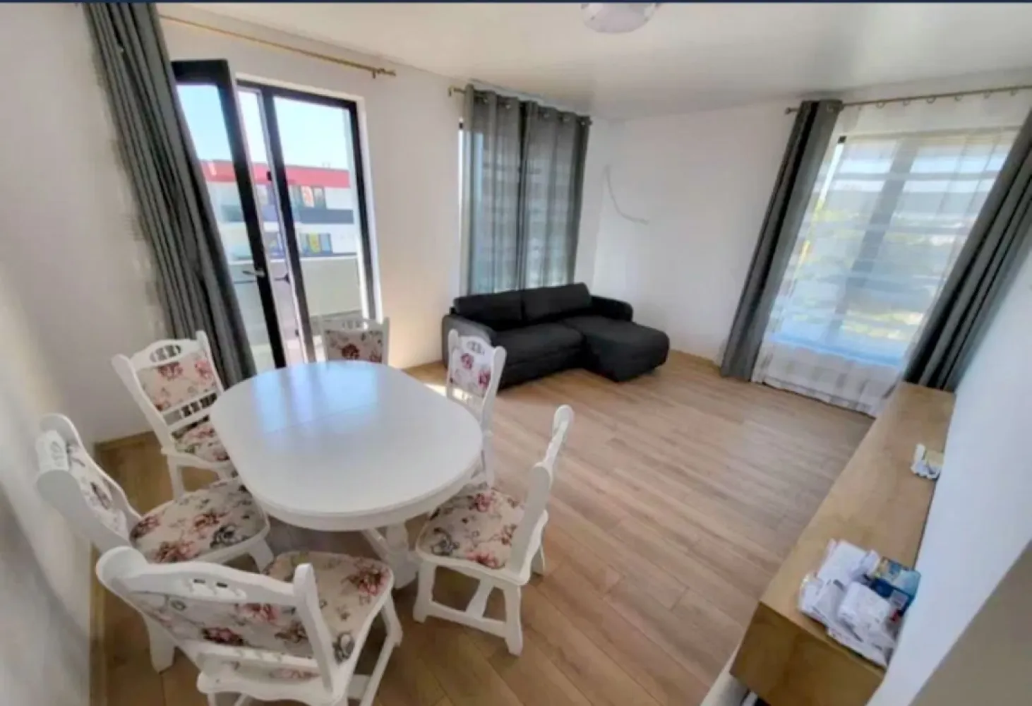 Apartament modern cu 3 camere - Complex Arcada - Iti prezentam spre vanzare un apartament elegant, situat in Complexul Rezidential Arcada, unul dintre cele mai apreciate ansambluri rezidentiale noi din Galati. 
Amplasat la etajul 5, apartamentul imbina confortul, spatiul si o pozitionare excelenta, fiind ideal pentru o familie sau pentru cei care isi doresc o locuinta moderna, intr-o zona cu acces rapid catre toate facilitatile orasului.

Cu o suprafata totala de 80 mp, locuinta este compartimentata eficient si beneficiaza de living generos, bucatarie, doua dormitoare, doua bai si o terasa spatioasa de 10 mp, orientata catre Dunare, oferind un cadru placut pentru momentele de relaxare.

Apartamentul se vinde complet mobilat si utilat, cu finisaje moderne si mobilier de buna calitate, fiind pregatit pentru mutare imediata.
Caracteristici principale:
3 camere
Suprafata totala: 80 mp
Terasa de 10 mp
2 bai
Etaj 5
Imobil construit in 2024
Complex rezidential nou
Complet mobilat si utilat
Loc de parcare inchiriat
Vedere orientata spre Dunare
Complexul este amplasat intr-o zona foarte cautata, in imediata apropiere de Lidl, parc, magazine, restaurante si mijloace de transport in comun, oferind acces rapid catre toate punctele de interes din oras.

Pret: 140.000 Euro, negociabil
Pentru informatii suplimentare sau programarea unei vizionari: Liliana Ene -- 0746.252.252 --

MAG INVEST – Partenerul tau in decizii imobiliare inteligente.