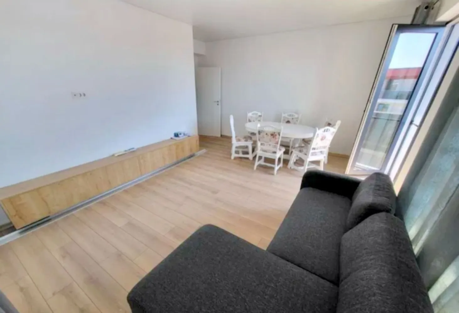 Apartament modern cu 3 camere - Complex Arcada - Iti prezentam spre vanzare un apartament elegant, situat in Complexul Rezidential Arcada, unul dintre cele mai apreciate ansambluri rezidentiale noi din Galati. 
Amplasat la etajul 5, apartamentul imbina confortul, spatiul si o pozitionare excelenta, fiind ideal pentru o familie sau pentru cei care isi doresc o locuinta moderna, intr-o zona cu acces rapid catre toate facilitatile orasului.

Cu o suprafata totala de 80 mp, locuinta este compartimentata eficient si beneficiaza de living generos, bucatarie, doua dormitoare, doua bai si o terasa spatioasa de 10 mp, orientata catre Dunare, oferind un cadru placut pentru momentele de relaxare.

Apartamentul se vinde complet mobilat si utilat, cu finisaje moderne si mobilier de buna calitate, fiind pregatit pentru mutare imediata.
Caracteristici principale:
3 camere
Suprafata totala: 80 mp
Terasa de 10 mp
2 bai
Etaj 5
Imobil construit in 2024
Complex rezidential nou
Complet mobilat si utilat
Loc de parcare inchiriat
Vedere orientata spre Dunare
Complexul este amplasat intr-o zona foarte cautata, in imediata apropiere de Lidl, parc, magazine, restaurante si mijloace de transport in comun, oferind acces rapid catre toate punctele de interes din oras.

Pret: 140.000 Euro, negociabil
Pentru informatii suplimentare sau programarea unei vizionari: Liliana Ene -- 0746.252.252 --

MAG INVEST – Partenerul tau in decizii imobiliare inteligente.