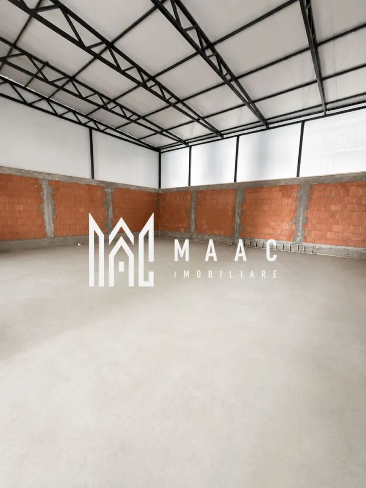 Hală industrială | 500 mp | Curte 600 mp | Zona Terezian - MAAC Imobiliare vă propune spre închiriere o hală industrială modernă, situată în zona Terezian, ideală pentru activități de producție, depozitare, logistică sau distribuție.

Suprafață totală construită: 500 mp, compartimentată astfel:
Hală industrială: 300 mp;
Spațiu de birouri la etaj: 200 mp;
Curte proprie: 600 mp, ideală pentru parcare, depozitare exterioară și manevrarea autovehiculelor.

Dotări și facilități:
Sistem fotovoltaic cu panouri solare de 50 kW;
Baterii de stocare de 25 kW;
4 grupuri sanitare;
Acces TIR;
Ușă industrială retractabilă cu dimensiuni de 4 m lățime x 4,30 m înălțime, facilitând accesul vehiculelor și utilajelor de mari dimensiuni.

Proprietatea oferă un spațiu eficient și bine compartimentat, fiind potrivită pentru o gamă variată de activități industriale și comerciale.

Pentru mai multe informații sau pentru programarea unei vizionări, vă rugăm să ne contactați, specificând ID:CP3195558