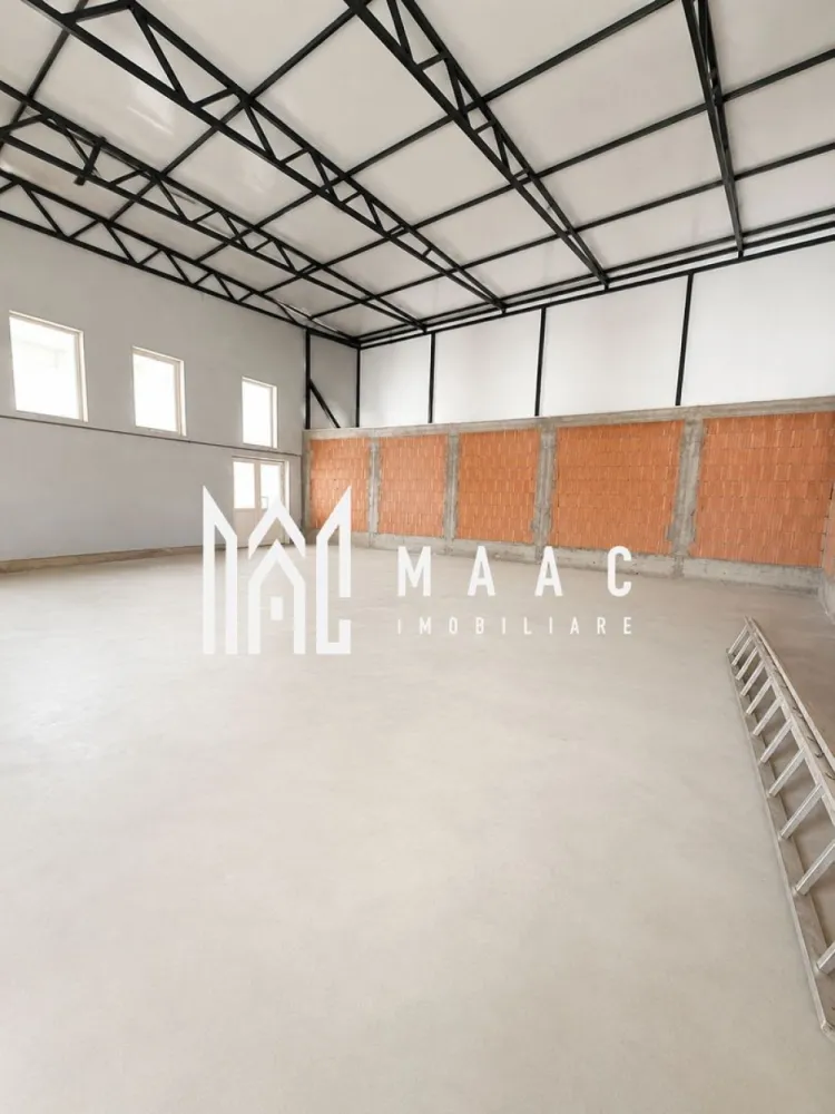 Hală industrială | 500 mp | Curte 600 mp | Zona Terezian - MAAC Imobiliare vă propune spre închiriere o hală industrială modernă, situată în zona Terezian, ideală pentru activități de producție, depozitare, logistică sau distribuție.

Suprafață totală construită: 500 mp, compartimentată astfel:
Hală industrială: 300 mp;
Spațiu de birouri la etaj: 200 mp;
Curte proprie: 600 mp, ideală pentru parcare, depozitare exterioară și manevrarea autovehiculelor.

Dotări și facilități:
Sistem fotovoltaic cu panouri solare de 50 kW;
Baterii de stocare de 25 kW;
4 grupuri sanitare;
Acces TIR;
Ușă industrială retractabilă cu dimensiuni de 4 m lățime x 4,30 m înălțime, facilitând accesul vehiculelor și utilajelor de mari dimensiuni.

Proprietatea oferă un spațiu eficient și bine compartimentat, fiind potrivită pentru o gamă variată de activități industriale și comerciale.

Pentru mai multe informații sau pentru programarea unei vizionări, vă rugăm să ne contactați, specificând ID:CP3195558