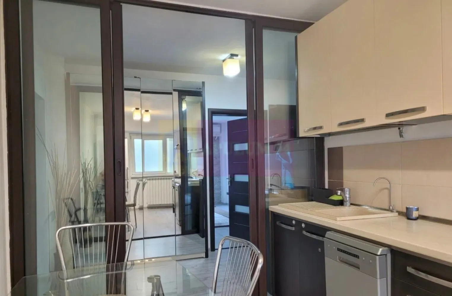 Piata Muncii-Decebal 4 camere cu centrala proprie - Va oferim spre vanzare un apartament de 4 camere stradal la PiataMuncii, etaj 3/8, bloc din 1996. Vederea este in lateral si pe spate, camerele au ferestrele catre EST, NORD si VEST. Apartamentul dispune de centrala termica. Apartamentul este format dintr-un hol in forma de T din care se intra in fiecare camera, fiind decomandat. Livingul are 23 mp si are o forma patrata, cele 3 dormitoare au fiecare cate 11mp, o baie mare cu cada de 190cm lungime si o baie cu cabina dubla de dus. Peretele dintre bucatarie si hol este acum din sticla.La bucatarie exista o debara mare unde se afla centrala termica, masina de spalat si deasupra rafturi pentru depozitare. Legat de centrala termica exista repartitor pentru fiecare camera astfel incat se poate regla temperatura individual. 
Vederea apartamentului este pe spate si lateral.
Centrala este comandata prin termostat.
Pentru detalii si vizionari va rog sa contactati agentul Dona Camelia 0733683461