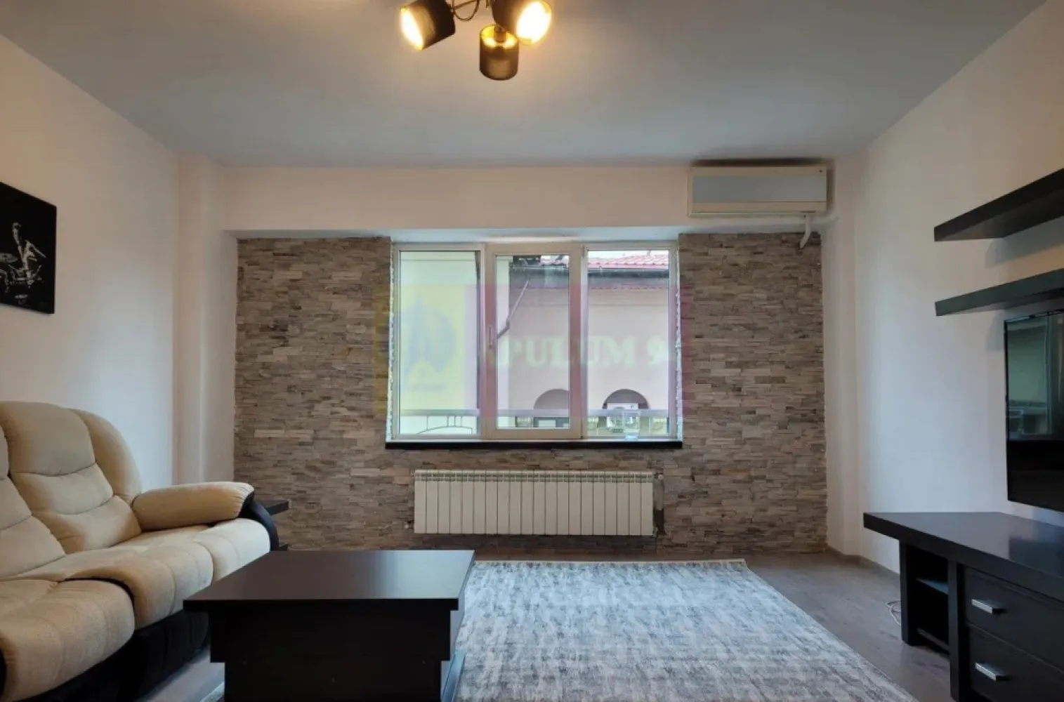 Piata Muncii-Decebal 4 camere cu centrala proprie - Va oferim spre vanzare un apartament de 4 camere stradal la PiataMuncii, etaj 3/8, bloc din 1996. Vederea este in lateral si pe spate, camerele au ferestrele catre EST, NORD si VEST. Apartamentul dispune de centrala termica. Apartamentul este format dintr-un hol in forma de T din care se intra in fiecare camera, fiind decomandat. Livingul are 23 mp si are o forma patrata, cele 3 dormitoare au fiecare cate 11mp, o baie mare cu cada de 190cm lungime si o baie cu cabina dubla de dus. Peretele dintre bucatarie si hol este acum din sticla.La bucatarie exista o debara mare unde se afla centrala termica, masina de spalat si deasupra rafturi pentru depozitare. Legat de centrala termica exista repartitor pentru fiecare camera astfel incat se poate regla temperatura individual. 
Vederea apartamentului este pe spate si lateral.
Centrala este comandata prin termostat.
Pentru detalii si vizionari va rog sa contactati agentul Dona Camelia 0733683461