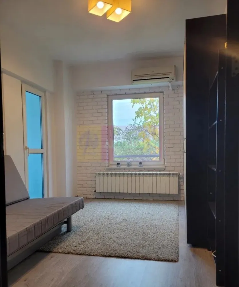 Piata Muncii-Decebal 4 camere cu centrala proprie - Va oferim spre vanzare un apartament de 4 camere stradal la PiataMuncii, etaj 3/8, bloc din 1996. Vederea este in lateral si pe spate, camerele au ferestrele catre EST, NORD si VEST. Apartamentul dispune de centrala termica. Apartamentul este format dintr-un hol in forma de T din care se intra in fiecare camera, fiind decomandat. Livingul are 23 mp si are o forma patrata, cele 3 dormitoare au fiecare cate 11mp, o baie mare cu cada de 190cm lungime si o baie cu cabina dubla de dus. Peretele dintre bucatarie si hol este acum din sticla.La bucatarie exista o debara mare unde se afla centrala termica, masina de spalat si deasupra rafturi pentru depozitare. Legat de centrala termica exista repartitor pentru fiecare camera astfel incat se poate regla temperatura individual. 
Vederea apartamentului este pe spate si lateral.
Centrala este comandata prin termostat.
Pentru detalii si vizionari va rog sa contactati agentul Dona Camelia 0733683461