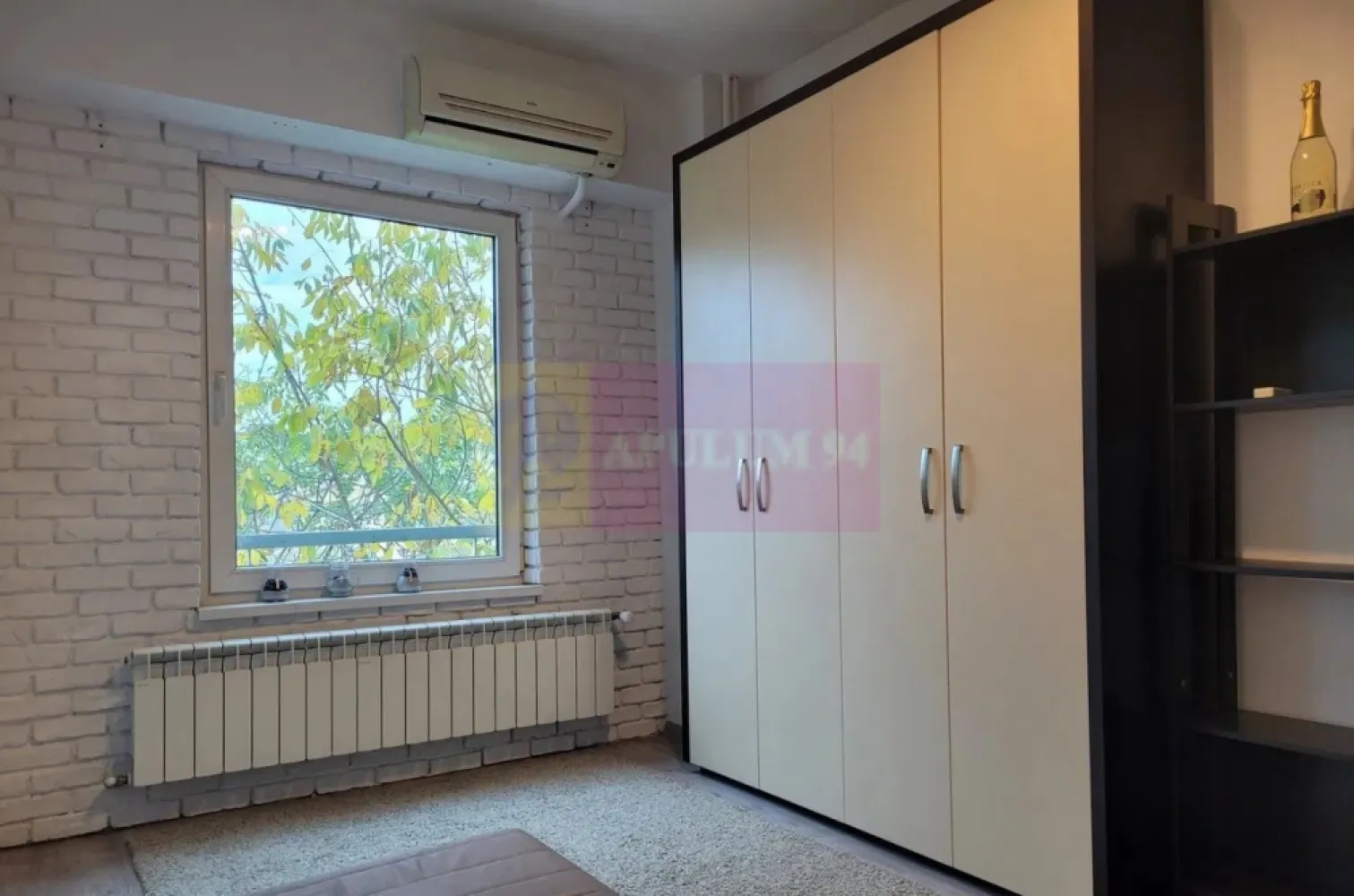 Piata Muncii-Decebal 4 camere cu centrala proprie - Va oferim spre vanzare un apartament de 4 camere stradal la PiataMuncii, etaj 3/8, bloc din 1996. Vederea este in lateral si pe spate, camerele au ferestrele catre EST, NORD si VEST. Apartamentul dispune de centrala termica. Apartamentul este format dintr-un hol in forma de T din care se intra in fiecare camera, fiind decomandat. Livingul are 23 mp si are o forma patrata, cele 3 dormitoare au fiecare cate 11mp, o baie mare cu cada de 190cm lungime si o baie cu cabina dubla de dus. Peretele dintre bucatarie si hol este acum din sticla.La bucatarie exista o debara mare unde se afla centrala termica, masina de spalat si deasupra rafturi pentru depozitare. Legat de centrala termica exista repartitor pentru fiecare camera astfel incat se poate regla temperatura individual. 
Vederea apartamentului este pe spate si lateral.
Centrala este comandata prin termostat.
Pentru detalii si vizionari va rog sa contactati agentul Dona Camelia 0733683461