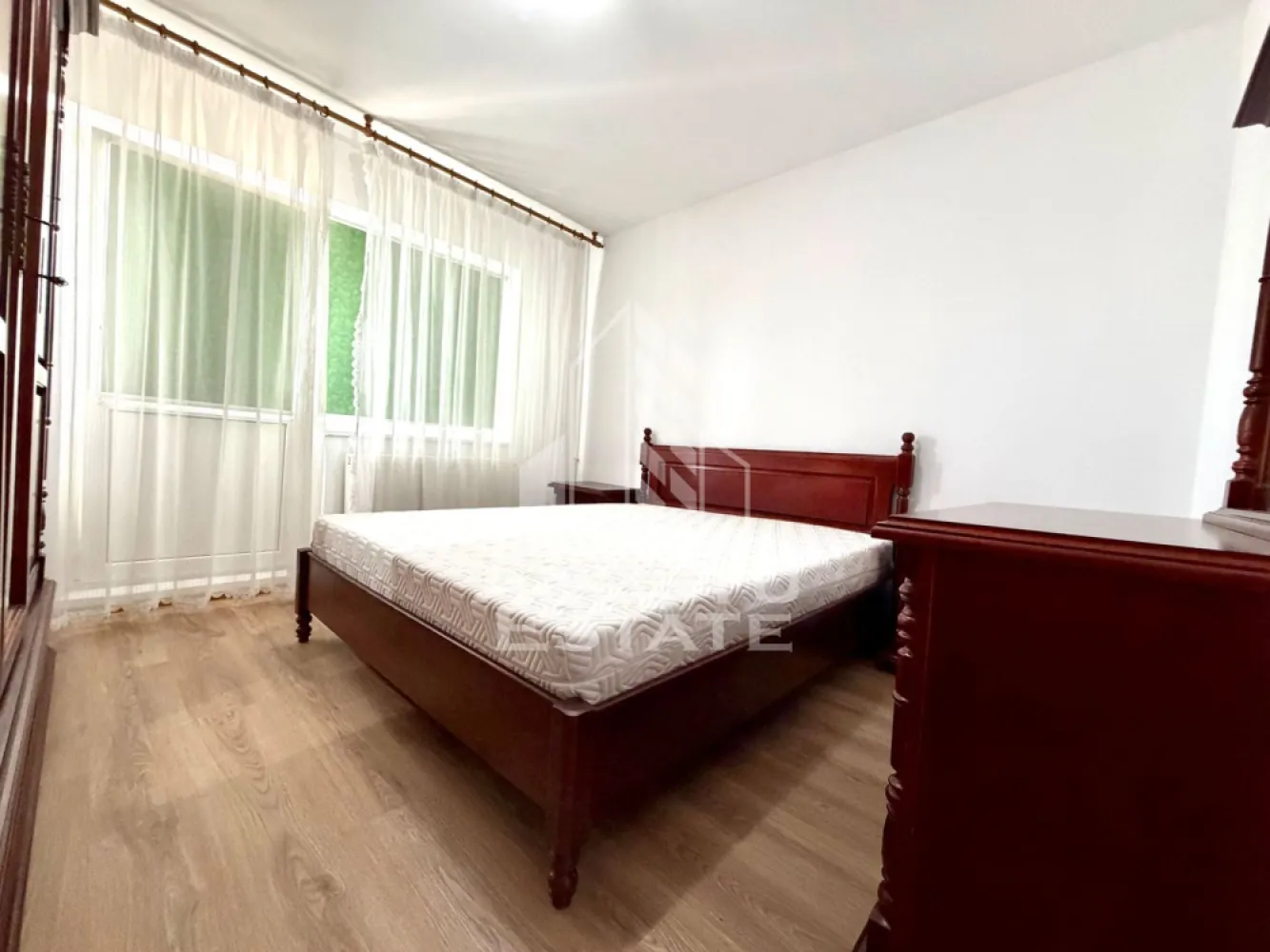 Apartament 2 camere de vanzare, decomandat, zona Steaua, Timisoara - Agentia imobiliara APOSTU ESTATE va propune spre vanzare un apartament cu 2 camere, decomandat, mobilat si utilat, situat in judetul Timis, Timisoara, zona Steaua. 
Apartamentul este situat la etajul 3 din 4 si are o suprafata de 51 mp utili. 
Compartimentare:
- Hol de acces
- Bucatarie utilata 
- Living spatios cu balcon deschis 
- Dormitor mobilat cu balcon
- Baie cu cada
Confortul termic este realizat prin intermediul termoficarii. 
Zona foarte linistita cu numeroase facilitati si puncte de interes precum: acces rapid si usor la mijloacele de transport in comun, mall-ul Shopping City la cateva minute distanta, piata si alte supermarket-uri in apropiere, farmacii, institutii de invatamant, restaurante, baruri, cafenele si multe altele.
Agentia imobiliara Apostu Estate va ofera consultanta bancara gratuita prin intermediul colaboratorilor nostri pentru alegerea celui mai potrivit tip de credit, astfel incat tu sa devi noul proprietar al acestui apartament.
Va asteptam cu drag la o vizionare chiar si astazi!
ID intern: CP3190475
