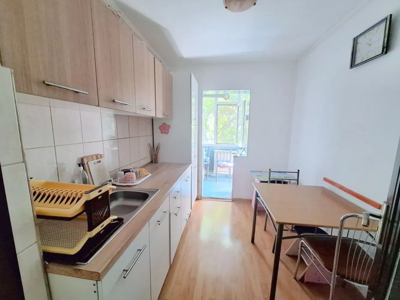 Apartament 2 camere de închiriat - Micro 17 - Mobilat - 350 Euro - Se ofera spre inchiriere apartament cu 2 camere situat in cartierul Micro 17, pe strada Oltului, la etajul 4 al unui imobil bine intretinut. Apartamentul este complet mobilat si utilat, fiind pregatit pentru mutare imediata.

Locuinta dispune de doua camere, ambele amenajate cu paturi matrimoniale, centrala termica proprie, baie cu geam pentru ventilatie naturala si doua balcoane care ofera un plus de confort si spatiu.
Amplasarea este excelenta, intr-o zona apreciata a orasului, in apropiere de magazine precum Lidl si Penny, Spitalul Clinic de Urgenta, piata agroalimentara, farmacii si statii pentru mijloacele de transport in comun.

Detalii:
2 camere
Etaj 4
Doua balcoane
Centrala termica
Baie cu geam
Complet mobilat si utilat
Paturi matrimoniale in ambele camere

Pret chirie: 350 euro/luna.
Conditii de inchiriere: contract pe termen lung, plata chiriei, a garantiei si a comisionului agentiei la semnarea contractului.

Relatii si programari la vizionare:
Marilena – Consilier Imobiliar MAG INVEST
Telefon: 0741.030.291