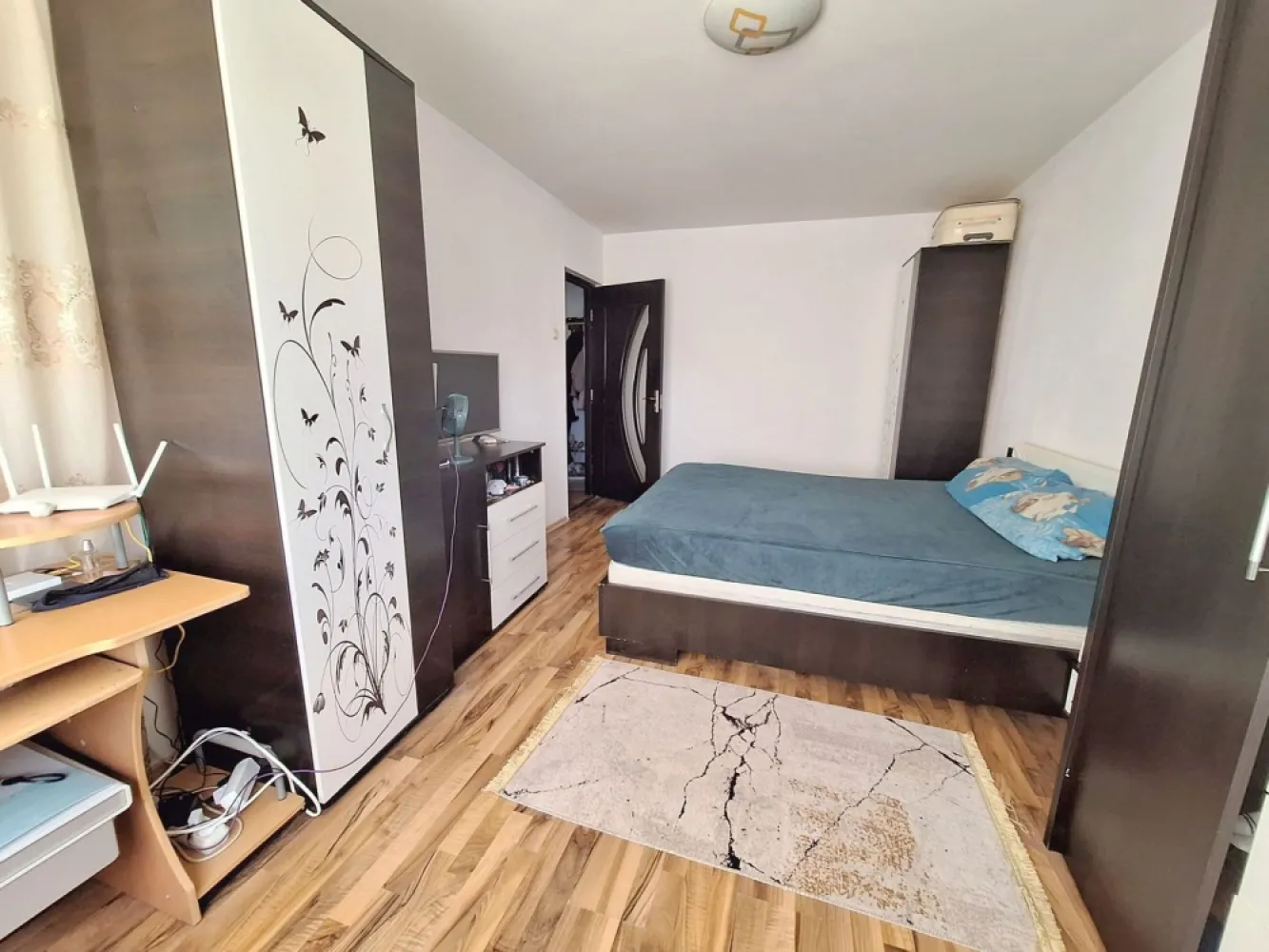 Apartament 2 camere de închiriat - Micro 17 - Mobilat - 350 Euro - Se ofera spre inchiriere apartament cu 2 camere situat in cartierul Micro 17, pe strada Oltului, la etajul 4 al unui imobil bine intretinut. Apartamentul este complet mobilat si utilat, fiind pregatit pentru mutare imediata.

Locuinta dispune de doua camere, ambele amenajate cu paturi matrimoniale, centrala termica proprie, baie cu geam pentru ventilatie naturala si doua balcoane care ofera un plus de confort si spatiu.
Amplasarea este excelenta, intr-o zona apreciata a orasului, in apropiere de magazine precum Lidl si Penny, Spitalul Clinic de Urgenta, piata agroalimentara, farmacii si statii pentru mijloacele de transport in comun.

Detalii:
2 camere
Etaj 4
Doua balcoane
Centrala termica
Baie cu geam
Complet mobilat si utilat
Paturi matrimoniale in ambele camere

Pret chirie: 350 euro/luna.
Conditii de inchiriere: contract pe termen lung, plata chiriei, a garantiei si a comisionului agentiei la semnarea contractului.

Relatii si programari la vizionare:
Marilena – Consilier Imobiliar MAG INVEST
Telefon: 0741.030.291
