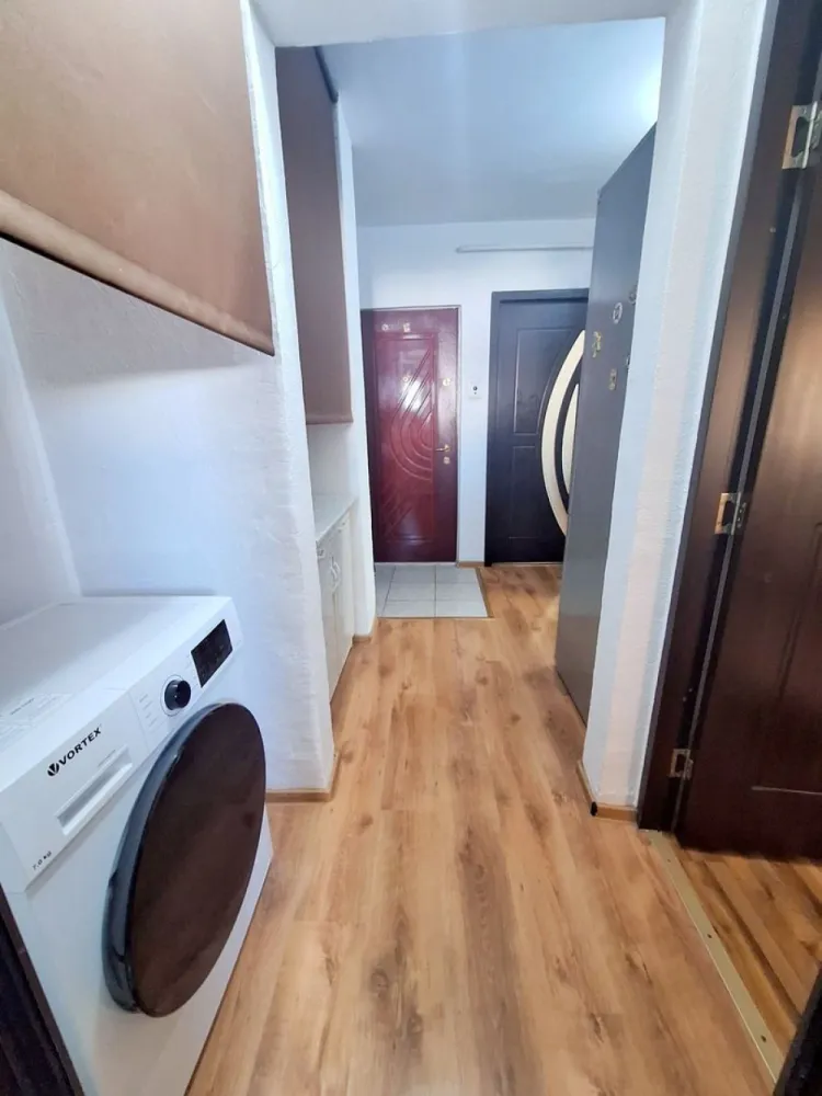 Apartament 2 camere de închiriat - Micro 17 - Mobilat - 350 Euro - Se ofera spre inchiriere apartament cu 2 camere situat in cartierul Micro 17, pe strada Oltului, la etajul 4 al unui imobil bine intretinut. Apartamentul este complet mobilat si utilat, fiind pregatit pentru mutare imediata.

Locuinta dispune de doua camere, ambele amenajate cu paturi matrimoniale, centrala termica proprie, baie cu geam pentru ventilatie naturala si doua balcoane care ofera un plus de confort si spatiu.
Amplasarea este excelenta, intr-o zona apreciata a orasului, in apropiere de magazine precum Lidl si Penny, Spitalul Clinic de Urgenta, piata agroalimentara, farmacii si statii pentru mijloacele de transport in comun.

Detalii:
2 camere
Etaj 4
Doua balcoane
Centrala termica
Baie cu geam
Complet mobilat si utilat
Paturi matrimoniale in ambele camere

Pret chirie: 350 euro/luna.
Conditii de inchiriere: contract pe termen lung, plata chiriei, a garantiei si a comisionului agentiei la semnarea contractului.

Relatii si programari la vizionare:
Marilena – Consilier Imobiliar MAG INVEST
Telefon: 0741.030.291