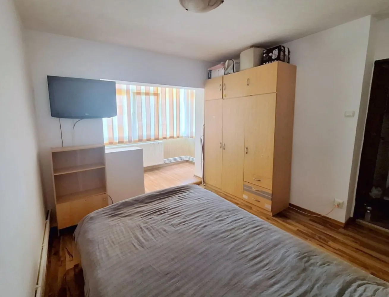 Apartament 2 camere de închiriat - Micro 17 - Mobilat - 350 Euro - Se ofera spre inchiriere apartament cu 2 camere situat in cartierul Micro 17, pe strada Oltului, la etajul 4 al unui imobil bine intretinut. Apartamentul este complet mobilat si utilat, fiind pregatit pentru mutare imediata.

Locuinta dispune de doua camere, ambele amenajate cu paturi matrimoniale, centrala termica proprie, baie cu geam pentru ventilatie naturala si doua balcoane care ofera un plus de confort si spatiu.
Amplasarea este excelenta, intr-o zona apreciata a orasului, in apropiere de magazine precum Lidl si Penny, Spitalul Clinic de Urgenta, piata agroalimentara, farmacii si statii pentru mijloacele de transport in comun.

Detalii:
2 camere
Etaj 4
Doua balcoane
Centrala termica
Baie cu geam
Complet mobilat si utilat
Paturi matrimoniale in ambele camere

Pret chirie: 350 euro/luna.
Conditii de inchiriere: contract pe termen lung, plata chiriei, a garantiei si a comisionului agentiei la semnarea contractului.

Relatii si programari la vizionare:
Marilena – Consilier Imobiliar MAG INVEST
Telefon: 0741.030.291