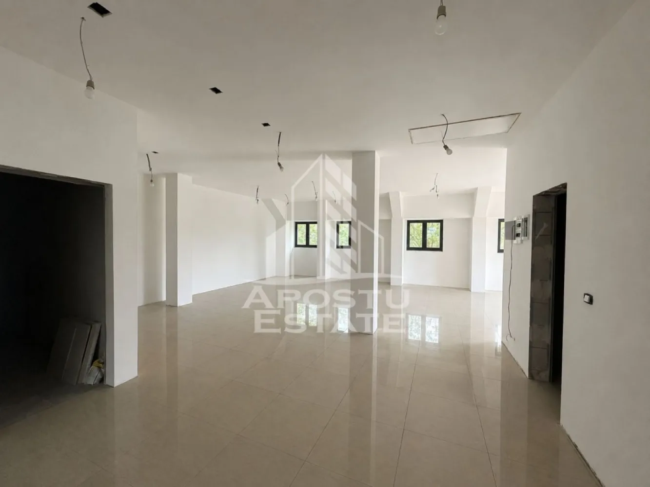 Spatiu comercial nou la bulevard, 175 mp, Zona Complexul Studentesc - Agentia imobiliara Apostu Estate va propune spre inchiriere spatiu comercial, de 175 mp, 3 doua grupuri sanitare, in apropiere de Complexul Studentesc, Timisoara, judetul Timis.

Spatiul este compartimentat in incaperi de diferite suprafete si trei grupuri sanitare ( plan afisat in finalul imaginilor).
Intrarea se face din curtea proprie a cladirii, care include si locuri de parcare.
Confortul termic este asigurat prin centrala termica pe gaz si climatizare.
Spatiul este nou si in curs de finalizare.

Pentru mai multe detalii sau pentru stabilirea unei vizionari nu ezitati sa ne contactati.
CP3197157