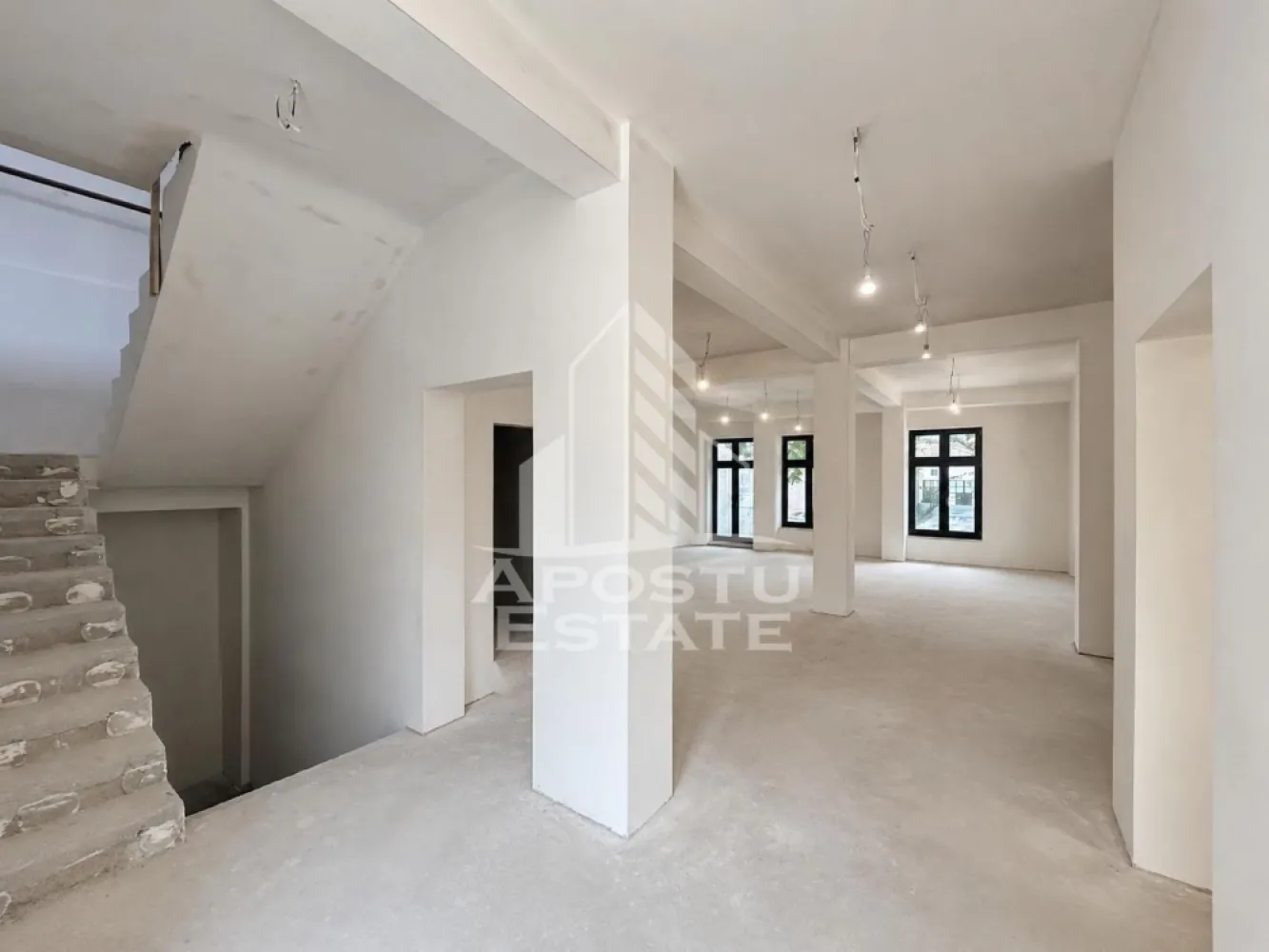 Spatiu comercial nou la bulevard, 175 mp, Zona Complexul Studentesc - Agentia imobiliara Apostu Estate va propune spre inchiriere spatiu comercial, de 175 mp, 3 doua grupuri sanitare, in apropiere de Complexul Studentesc, Timisoara, judetul Timis.

Spatiul este compartimentat in incaperi de diferite suprafete si trei grupuri sanitare ( plan afisat in finalul imaginilor).
Intrarea se face din curtea proprie a cladirii, care include si locuri de parcare.
Confortul termic este asigurat prin centrala termica pe gaz si climatizare.
Spatiul este nou si in curs de finalizare.

Pentru mai multe detalii sau pentru stabilirea unei vizionari nu ezitati sa ne contactati.
CP3197157