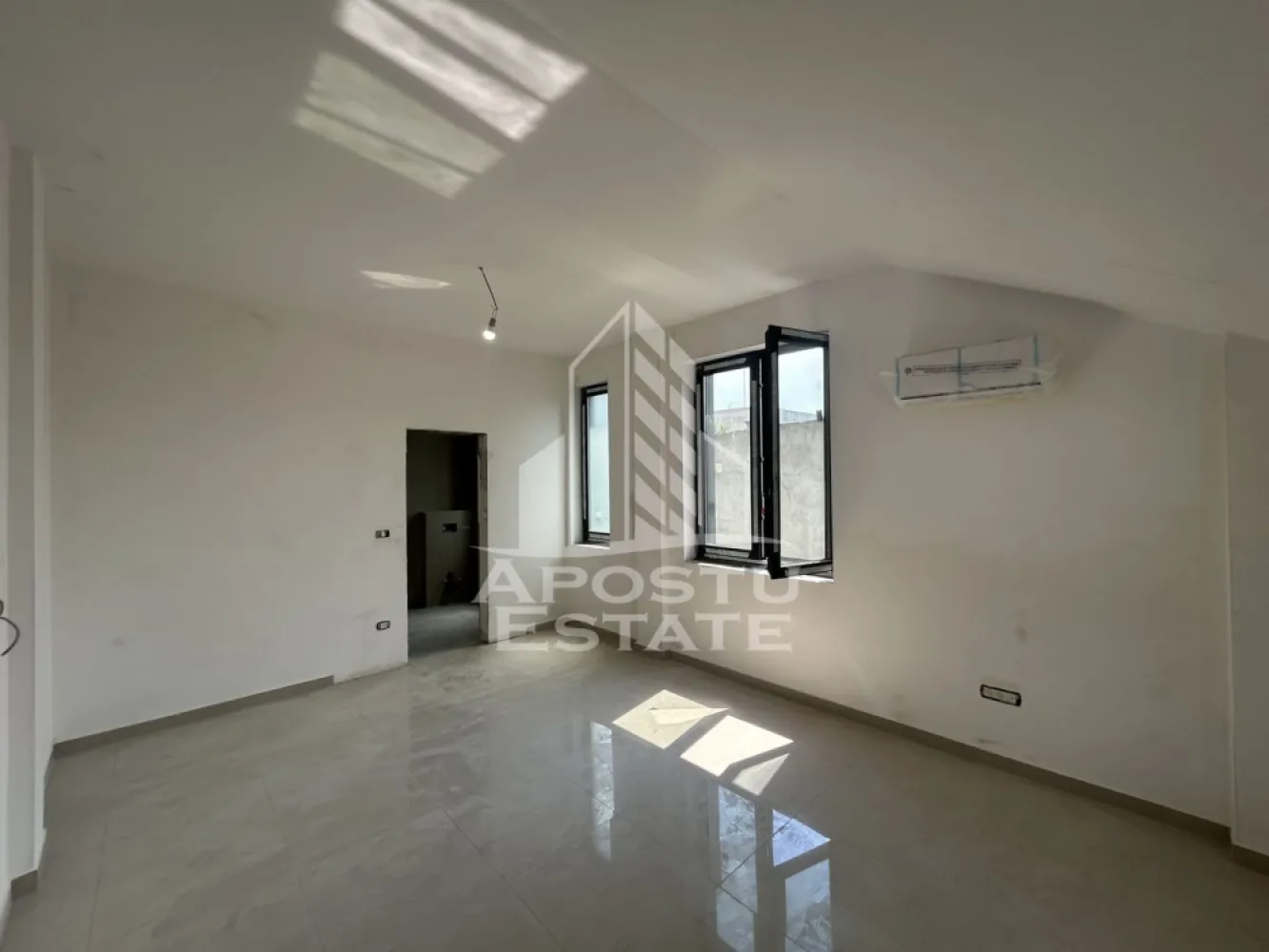 Spatiu comercial nou la bulevard, 175 mp, Zona Complexul Studentesc - Agentia imobiliara Apostu Estate va propune spre inchiriere spatiu comercial, de 175 mp, 3 doua grupuri sanitare, in apropiere de Complexul Studentesc, Timisoara, judetul Timis.

Spatiul este compartimentat in incaperi de diferite suprafete si trei grupuri sanitare ( plan afisat in finalul imaginilor).
Intrarea se face din curtea proprie a cladirii, care include si locuri de parcare.
Confortul termic este asigurat prin centrala termica pe gaz si climatizare.
Spatiul este nou si in curs de finalizare.

Pentru mai multe detalii sau pentru stabilirea unei vizionari nu ezitati sa ne contactati.
CP3197157