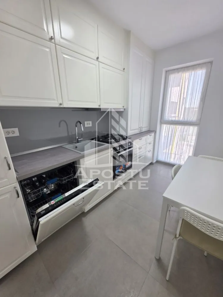 Apartament cu 2 camere, de inchiriat zona Lipovei - Agentia imobiliara APOSTU ESTATE va propune spre inchiriere un apartament cu 2 camere, spatios si luminos, situat in zona Lipovei, o zona linistita si bine pozitionata. potrivit pentru cupluri,familii, sau persoane care isi doresc o locuinta unde sa se simta confortabil.

Suprafata utila: 51 mp
Compartimentare eficienta:
-Hol de acces generos
-Bucatarie complet mobilata si utilata
-Living luminos si spatios
-Dormitor mobilat si utilat
-Baie prevazuta cu cada

Confort si facilitati:
-Incalzirea apartamentului: centrala proprie
-Apartamentul este complet mobilat si utilat
-Nu accepta animale de companie de catre proprietar
-Loc de parcare inclus in pret

Localizare:
-Timis,Lipovei – acces facil spre magazine, supermarketul Kaufland , scoli, parcuri si mijloace de transport in comun.

Ideal pentru:
-Cupluri
-Persoane singure

Pret chirie lunara: 550Euro
Programeaza o vizionare pentru a-ti putea imagina viitorul aici!
ID intern: CP3192696!