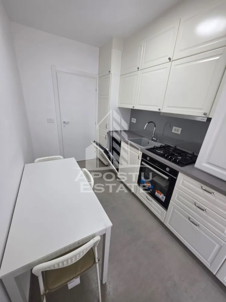 Apartament cu 2 camere, de inchiriat zona Lipovei - Agentia imobiliara APOSTU ESTATE va propune spre inchiriere un apartament cu 2 camere, spatios si luminos, situat in zona Lipovei, o zona linistita si bine pozitionata. potrivit pentru cupluri,familii, sau persoane care isi doresc o locuinta unde sa se simta confortabil.

Suprafata utila: 51 mp
Compartimentare eficienta:
-Hol de acces generos
-Bucatarie complet mobilata si utilata
-Living luminos si spatios
-Dormitor mobilat si utilat
-Baie prevazuta cu cada

Confort si facilitati:
-Incalzirea apartamentului: centrala proprie
-Apartamentul este complet mobilat si utilat
-Nu accepta animale de companie de catre proprietar
-Loc de parcare inclus in pret

Localizare:
-Timis,Lipovei – acces facil spre magazine, supermarketul Kaufland , scoli, parcuri si mijloace de transport in comun.

Ideal pentru:
-Cupluri
-Persoane singure

Pret chirie lunara: 550Euro
Programeaza o vizionare pentru a-ti putea imagina viitorul aici!
ID intern: CP3192696!