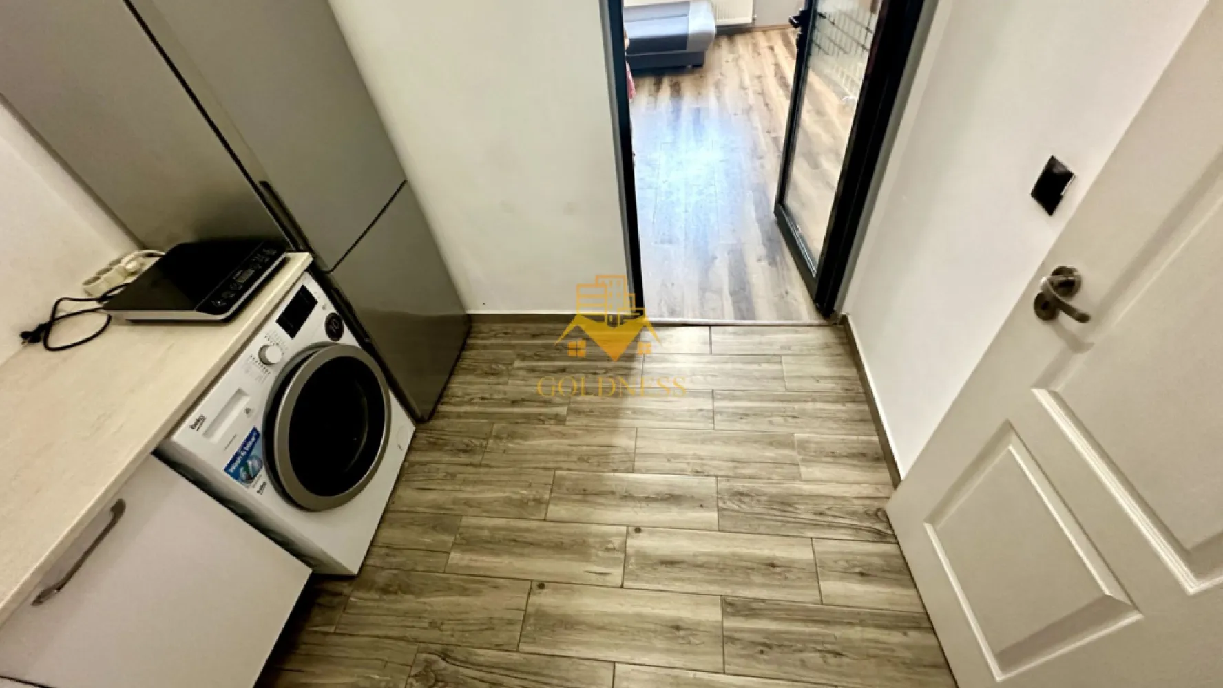 1 camera, Marasti, Dorobantilor, The Office, 21 Dec, Lidl, Parcare - GOLDNESS Imobiliare vă propune spre închiriere un apartament cu 1 camere complet mobilat și utilat, la etajul 2 într-un imobil de 3 etaje, în Cartierul Marasti, zona The Office.
Dispune de loc de parcare în curtea blocului cu bariera.
Se află în apropierea stațiilor de transport în comun, magazine, restaurante, spații verzi, farmacii, etc. 

Apartamentul este compartimentat astfel:
 - camera cu canapea extensibila, dressing, noptiere
 - bucătărie complet utilată și mobilată
 - baie cu cabina de dus, calorifer port prosop și dulap pentru depozitare.

Imobilul este dotat cu toate cele necesare- centrală proprie, frigider, aragaz, hotă, mașină de spălat haine, etc. 

Dacă sunteți interesați de acest apartament și doriți să îl vizionați, dar și pentru alte oferte nu ezitați să ne contactați telefonic sau prin e-mail. Vă stăm la dispoziție!
Pentru intermediere se percepe un comision de 50% din prețul chiriei!