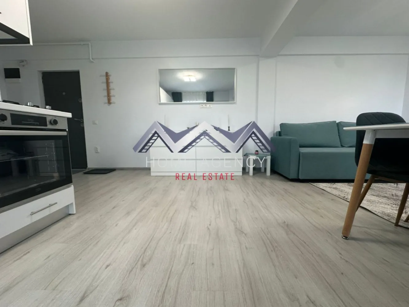 Apartament 2 camere + curte 70 mp | Otopeni - Dacă îți dorești confortul unui apartament modern, dar și avantajul unei curți proprii generoase, această proprietate este alegerea ideală. Situat în Otopeni, într-o zonă liniștită și bine conectată la principalele puncte de interes din nordul Bucureștiului, apartamentul se află la prima închiriere și este pregătit să își primească noii chiriași.

Locuința este compusă din living cu bucătărie open-space, dormitor, baie modernă cu duș walk-in și geam pentru aerisire naturală, fiind complet mobilată și utilată cu mobilier și electrocasnice noi. Designul modern și finisajele de calitate creează un spațiu primitor, funcțional și ușor de transformat în „acasă”.

Punctul forte al proprietății este, fără îndoială, curtea proprie de aproximativ 70 mp, un spațiu rar întâlnit la un apartament cu două camere. Fie că îți dorești să îți bei cafeaua în aer liber, să amenajezi un colț de relaxare, să lucrezi de acasă într-un cadru plăcut sau pur și simplu să te bucuri de mai multă intimitate și libertate, această curte îți oferă un stil de viață pe care puține apartamente îl pot oferi.

În prețul chiriei este inclus și un loc de parcare privat, astfel încât beneficiezi de un plus de confort încă din prima zi.

Localizarea reprezintă un alt avantaj important. Ai acces rapid către DN1, Centura Bucureștiului și Aeroportul Internațional Henri Coandă, iar în doar câteva minute poți ajunge în Pipera, zona de birouri din nordul Capitalei, la Băneasa Shopping City sau la Therme București. În apropiere găsești supermarketuri, restaurante, cafenele, farmacii, săli de fitness și toate facilitățile necesare unui stil de viață modern.

Prin combinația dintre apartamentul nou, curtea generoasă, locul de parcare inclus și poziționarea excelentă, această proprietate oferă un raport calitate-preț foarte bun pentru un apartament cu două camere în Otopeni.

Apartamentul este disponibil imediat, iar proprietățile cu curte proprie se închiriază rapid. 
Contactează-mă pentru mai multe informații și programează o vizionare!