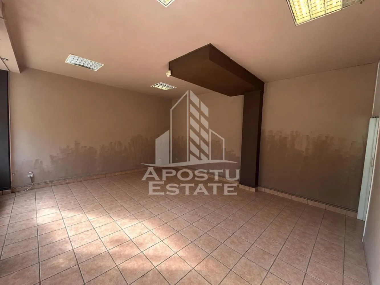 Spatiu comercial cu vad, 85 mp, langa Piata Aurora, zona Dambovita - APOSTU ESTATE ofera spre inchiriere un spatiu comercial de 85 mp, cu vad comercial foarte bun, situat in zona Dambovita - Piata Aurora

Spatiul este amplasat intr- o zona cu trafic pietonal intens.
Suprafata utila este de aproximativ 85 mp, si este compartimentat astfel:
- sala de vanzare cu suprafata vitrata generoasa, cu intrare din strada;
- birou;
- spatiu depozitare cu acces aprovizionare din partea din spate;
- grup sanitar;

Confortul termic este asigurat prin centrala proprie pe gaz cu calorifere si climatizare.
Spatiu disponibil de la 1 august 2026.

Pentru mai multe detalii sau pentru stabilirea unei vizionari, nu ezitati sa ne contactati.
CP3197929