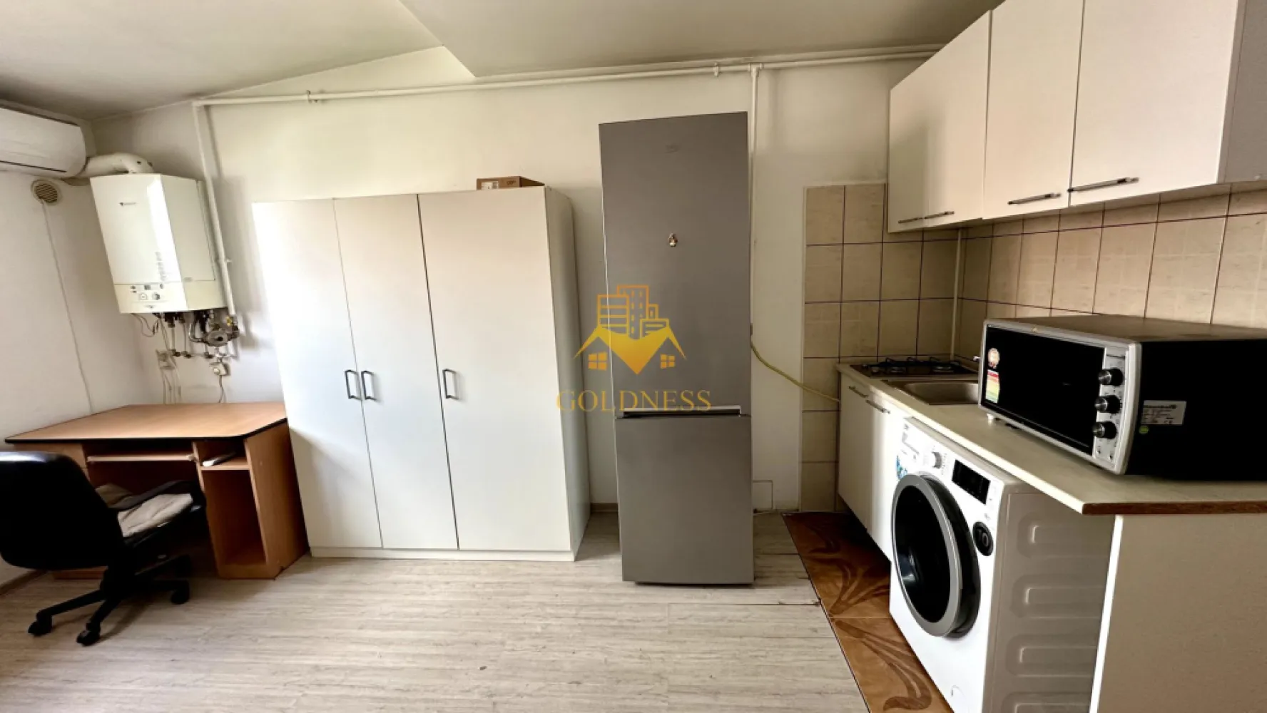 2 camere, Marasti, Dorobantilor, The Office, 21 Dec. Parcare, Centrala - GOLDNESS Imobiliare vă propune spre închiriere un apartament cu 2 camere complet mobilat și utilat, la etajul 3+Mansarda într-un imobil de 3 etaje, în Cartierul Marasti.
Dispune de loc de parcare în curtea blocului cu bariera!
Se află în apropierea stațiilor de transport în comun, magazine, restaurante, spații verzi, farmacii, etc. 

Apartamentul este compartimentat astfel:
 - dormitor cu pat matrimonial, dressing, noptiere
 - dormitor cu canapea extensibilă 
 - bucătărie complet utilată și mobilată, loc de servit masa 
 - baie cu cada, calorifer port prosop și dulap pentru depozitare.

Imobilul este dotat cu toate cele necesare- centrală proprie, frigider, aragaz, hotă, mașină de spălat haine, AC etc. 

Dacă sunteți interesați de acest apartament și doriți să îl vizionați, dar și pentru alte oferte nu ezitați să ne contactați telefonic sau prin e-mail. Vă stăm la dispoziție!
Pentru intermediere se percepe un comision de 50% din prețul chiriei!