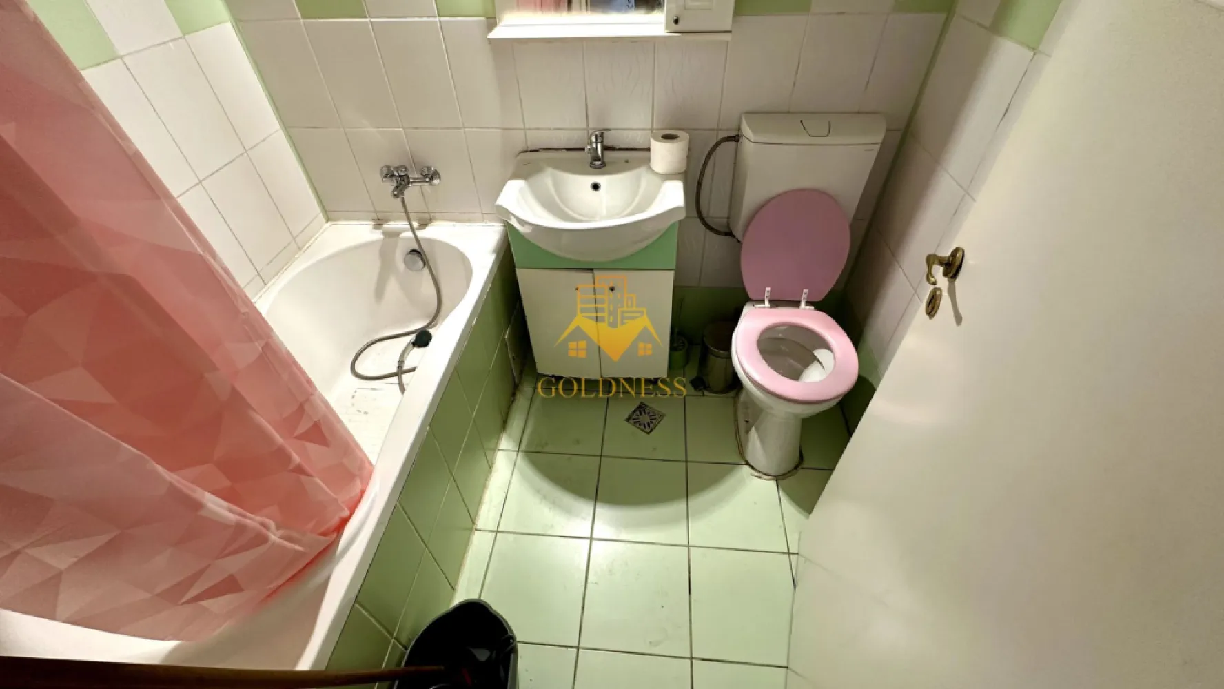 2 camere, Marasti, Dorobantilor, The Office, 21 Dec. Parcare, Centrala - GOLDNESS Imobiliare vă propune spre închiriere un apartament cu 2 camere complet mobilat și utilat, la etajul 3+Mansarda într-un imobil de 3 etaje, în Cartierul Marasti.
Dispune de loc de parcare în curtea blocului cu bariera!
Se află în apropierea stațiilor de transport în comun, magazine, restaurante, spații verzi, farmacii, etc. 

Apartamentul este compartimentat astfel:
 - dormitor cu pat matrimonial, dressing, noptiere
 - dormitor cu canapea extensibilă 
 - bucătărie complet utilată și mobilată, loc de servit masa 
 - baie cu cada, calorifer port prosop și dulap pentru depozitare.

Imobilul este dotat cu toate cele necesare- centrală proprie, frigider, aragaz, hotă, mașină de spălat haine, AC etc. 

Dacă sunteți interesați de acest apartament și doriți să îl vizionați, dar și pentru alte oferte nu ezitați să ne contactați telefonic sau prin e-mail. Vă stăm la dispoziție!
Pentru intermediere se percepe un comision de 50% din prețul chiriei!