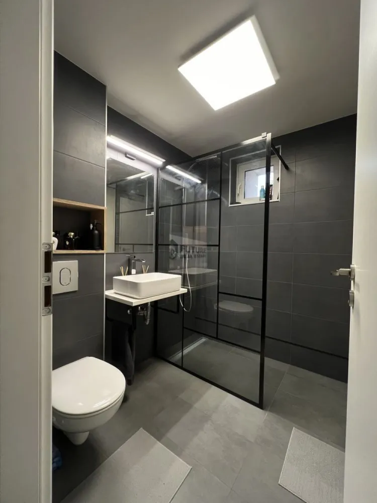 DRISTOR | 2 CAMERE | Vedere Liberă & Loc Parcare Inclus - Dacă ești în căutarea unui apartament care să bifeze toate căsuțele pentru un stil de viață activ și confortabil, te oprești aici! Avem o proprietate „fără bătăi de cap” pe Strada Râmnicu Vâlcea, unde confortul de acasă se îmbină perfect cu facilitățile de la scara blocului. 📍 Localizare & Conectivitate Metrou Dristor: La doar 500m (6 minute de mers pe jos). Uiți de traficul din București! Vedere de top: Apartamentul dispune de 2 balcoane închise cu vedere liberă – lumină naturală și liniște. 🏠 Detalii Care Fac Diferența Apartamentul este mobilat complet și utilat pentru a te muta imediat: Dotări: Aragaz, frigider, mașină de spălat. Baie Modernă: Duș tip walk-in (elegant și practic). Bloc de elită: Imobil reabilitat termic, lift și scară curate, comunitate civilizată (fără restanțieri la întreținere). 🎯 Bonusuri Premium PARCARE: Ai locul tău de parcare chiar în spatele blocului, monitorizat vizual direct de la geamul bucătăriei. Aur curat în zona Dristor! Sport & Health: Ești înconjurat de săli de fitness de top (BeFIT Club la 2 min, Stay Fit Gym la 5 min, 18GYM la 10 min). Facilități „la botul calului”: Chiar la parter ai tot ce îți trebuie: Brutărie, Cofetăria Georgy’s, Farmacie, Clinica Sante, Mega Image, Froo și celebrul Berfin Doner. Proprietar serios, caut chiriași pe măsură! Apartamentul este liber și pregătit pentru vizionări. 📞 Contactează-mă pentru detalii și stabilirea unei vizionări! #Dristor #InchirieriBucuresti #Apartament2Camere #LocDeParcare #RealEstateRomania #AproapeDeMetrou #ViataLaOras #FaraIntermediari #VedereLibera }}