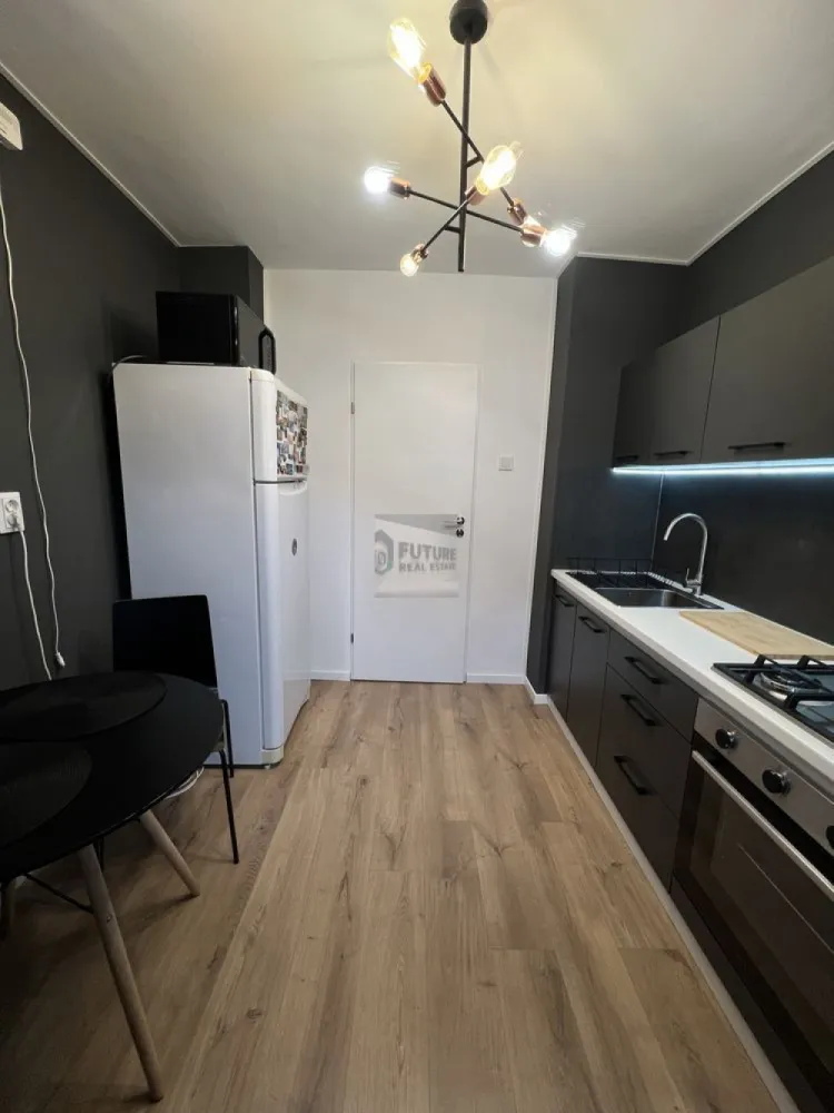 DRISTOR | 2 CAMERE | Vedere Liberă & Loc Parcare Inclus - Dacă ești în căutarea unui apartament care să bifeze toate căsuțele pentru un stil de viață activ și confortabil, te oprești aici! Avem o proprietate „fără bătăi de cap” pe Strada Râmnicu Vâlcea, unde confortul de acasă se îmbină perfect cu facilitățile de la scara blocului. 📍 Localizare & Conectivitate Metrou Dristor: La doar 500m (6 minute de mers pe jos). Uiți de traficul din București! Vedere de top: Apartamentul dispune de 2 balcoane închise cu vedere liberă – lumină naturală și liniște. 🏠 Detalii Care Fac Diferența Apartamentul este mobilat complet și utilat pentru a te muta imediat: Dotări: Aragaz, frigider, mașină de spălat. Baie Modernă: Duș tip walk-in (elegant și practic). Bloc de elită: Imobil reabilitat termic, lift și scară curate, comunitate civilizată (fără restanțieri la întreținere). 🎯 Bonusuri Premium PARCARE: Ai locul tău de parcare chiar în spatele blocului, monitorizat vizual direct de la geamul bucătăriei. Aur curat în zona Dristor! Sport & Health: Ești înconjurat de săli de fitness de top (BeFIT Club la 2 min, Stay Fit Gym la 5 min, 18GYM la 10 min). Facilități „la botul calului”: Chiar la parter ai tot ce îți trebuie: Brutărie, Cofetăria Georgy’s, Farmacie, Clinica Sante, Mega Image, Froo și celebrul Berfin Doner. Proprietar serios, caut chiriași pe măsură! Apartamentul este liber și pregătit pentru vizionări. 📞 Contactează-mă pentru detalii și stabilirea unei vizionări! #Dristor #InchirieriBucuresti #Apartament2Camere #LocDeParcare #RealEstateRomania #AproapeDeMetrou #ViataLaOras #FaraIntermediari #VedereLibera }}