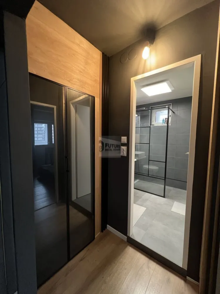 DRISTOR | 2 CAMERE | Vedere Liberă & Loc Parcare Inclus - Dacă ești în căutarea unui apartament care să bifeze toate căsuțele pentru un stil de viață activ și confortabil, te oprești aici! Avem o proprietate „fără bătăi de cap” pe Strada Râmnicu Vâlcea, unde confortul de acasă se îmbină perfect cu facilitățile de la scara blocului. 📍 Localizare & Conectivitate Metrou Dristor: La doar 500m (6 minute de mers pe jos). Uiți de traficul din București! Vedere de top: Apartamentul dispune de 2 balcoane închise cu vedere liberă – lumină naturală și liniște. 🏠 Detalii Care Fac Diferența Apartamentul este mobilat complet și utilat pentru a te muta imediat: Dotări: Aragaz, frigider, mașină de spălat. Baie Modernă: Duș tip walk-in (elegant și practic). Bloc de elită: Imobil reabilitat termic, lift și scară curate, comunitate civilizată (fără restanțieri la întreținere). 🎯 Bonusuri Premium PARCARE: Ai locul tău de parcare chiar în spatele blocului, monitorizat vizual direct de la geamul bucătăriei. Aur curat în zona Dristor! Sport & Health: Ești înconjurat de săli de fitness de top (BeFIT Club la 2 min, Stay Fit Gym la 5 min, 18GYM la 10 min). Facilități „la botul calului”: Chiar la parter ai tot ce îți trebuie: Brutărie, Cofetăria Georgy’s, Farmacie, Clinica Sante, Mega Image, Froo și celebrul Berfin Doner. Proprietar serios, caut chiriași pe măsură! Apartamentul este liber și pregătit pentru vizionări. 📞 Contactează-mă pentru detalii și stabilirea unei vizionări! #Dristor #InchirieriBucuresti #Apartament2Camere #LocDeParcare #RealEstateRomania #AproapeDeMetrou #ViataLaOras #FaraIntermediari #VedereLibera }}