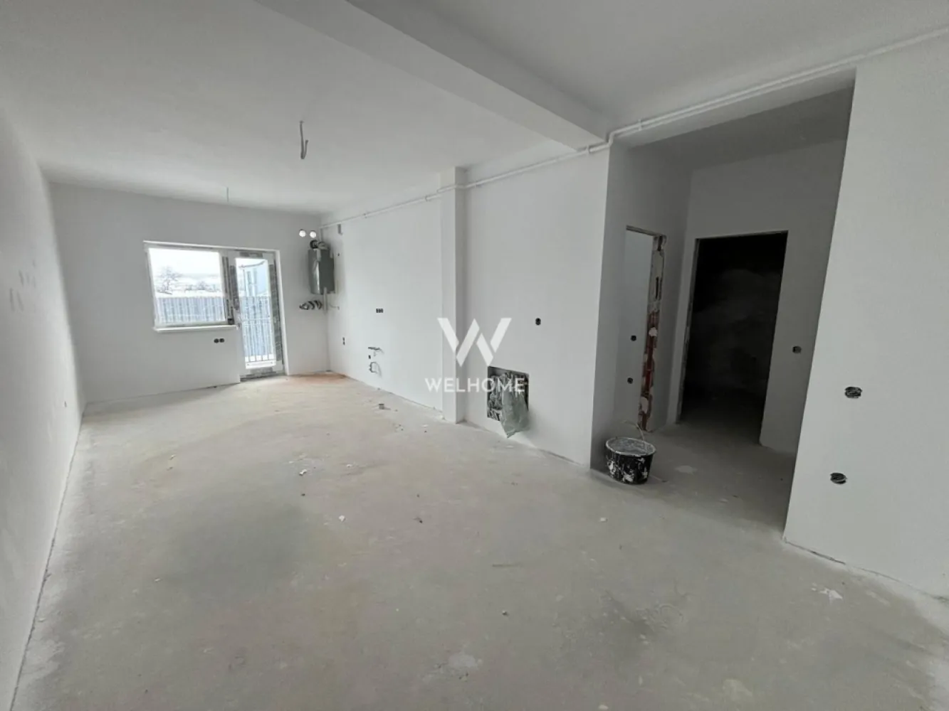 Apartament 2 camere 46 mp - zona Unirii, Selimbar - Apartament 2 camere la vila, Etajul 1/2 - Selimbar Situat în Șelimbăr, zona Unirii, într-un ansamblu format din 3 vile cu regim redus de înălțime P+2. Poziționat la etajul 1/2, etajul 2 vine la pachet cu POD pe toata suprafata, acces direct din apartament. - Suprafață utilă de 46 mp + balcon de 6,58 mp, prevăzut cu cămară/debara pentru depozitare. Compartimentat astfel: hol acces, living cu bucătărie open space, dormitor, baie, balcon, debara. Apartamentul este dotat cu încălzire în pardoseală, un sistem modern care asigură distribuția uniformă a căldurii, un confort termic superior și eficiență energetică sporită. Imobilul se predă la stadiul de SEMIFINISAT, oferindu-ți posibilitatea de a-l personaliza după propriul gust, sau LA CHEIE, contra cost, cu finisaje realizate de dezvoltator conform preferințelor tale. Situat intr-o zona bună, cu acces facil la magazine, școala, mijloace de transport, shoping city și alte puncte de interes. Un loc de parcare este inclus în preț. Pret SEMIFINISAT: 87.210 Euro Pret LA CHEIE: 96.400 Euro Telefon: 0747.639.802 }}