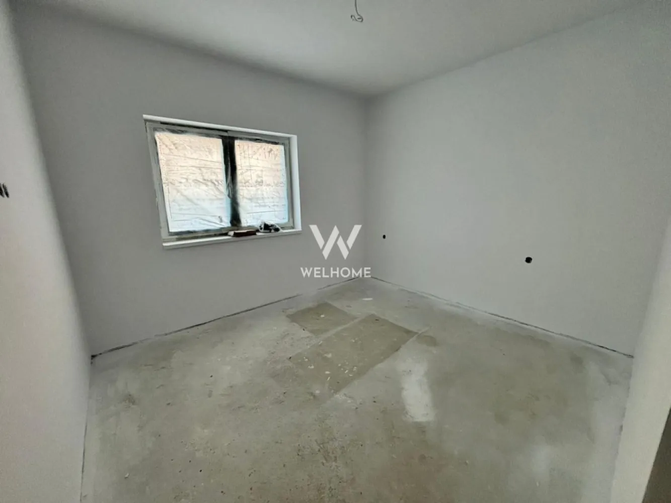 Apartament 2 camere 46 mp - zona Unirii, Selimbar - Apartament 2 camere la vila, Etajul 1/2 - Selimbar Situat în Șelimbăr, zona Unirii, într-un ansamblu format din 3 vile cu regim redus de înălțime P+2. Poziționat la etajul 1/2, etajul 2 vine la pachet cu POD pe toata suprafata, acces direct din apartament. - Suprafață utilă de 46 mp + balcon de 6,58 mp, prevăzut cu cămară/debara pentru depozitare. Compartimentat astfel: hol acces, living cu bucătărie open space, dormitor, baie, balcon, debara. Apartamentul este dotat cu încălzire în pardoseală, un sistem modern care asigură distribuția uniformă a căldurii, un confort termic superior și eficiență energetică sporită. Imobilul se predă la stadiul de SEMIFINISAT, oferindu-ți posibilitatea de a-l personaliza după propriul gust, sau LA CHEIE, contra cost, cu finisaje realizate de dezvoltator conform preferințelor tale. Situat intr-o zona bună, cu acces facil la magazine, școala, mijloace de transport, shoping city și alte puncte de interes. Un loc de parcare este inclus în preț. Pret SEMIFINISAT: 87.210 Euro Pret LA CHEIE: 96.400 Euro Telefon: 0747.639.802 }}