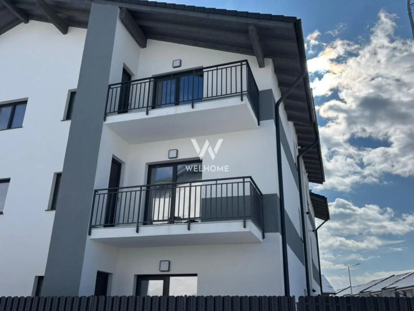 Apartament 2 camere 46 mp - zona Unirii, Selimbar - Apartament 2 camere la vila, Etajul 1/2 - Selimbar Situat în Șelimbăr, zona Unirii, într-un ansamblu format din 3 vile cu regim redus de înălțime P+2. Poziționat la etajul 1/2, etajul 2 vine la pachet cu POD pe toata suprafata, acces direct din apartament. - Suprafață utilă de 46 mp + balcon de 6,58 mp, prevăzut cu cămară/debara pentru depozitare. Compartimentat astfel: hol acces, living cu bucătărie open space, dormitor, baie, balcon, debara. Apartamentul este dotat cu încălzire în pardoseală, un sistem modern care asigură distribuția uniformă a căldurii, un confort termic superior și eficiență energetică sporită. Imobilul se predă la stadiul de SEMIFINISAT, oferindu-ți posibilitatea de a-l personaliza după propriul gust, sau LA CHEIE, contra cost, cu finisaje realizate de dezvoltator conform preferințelor tale. Situat intr-o zona bună, cu acces facil la magazine, școala, mijloace de transport, shoping city și alte puncte de interes. Un loc de parcare este inclus în preț. Pret SEMIFINISAT: 87.210 Euro Pret LA CHEIE: 96.400 Euro Telefon: 0747.639.802 }}